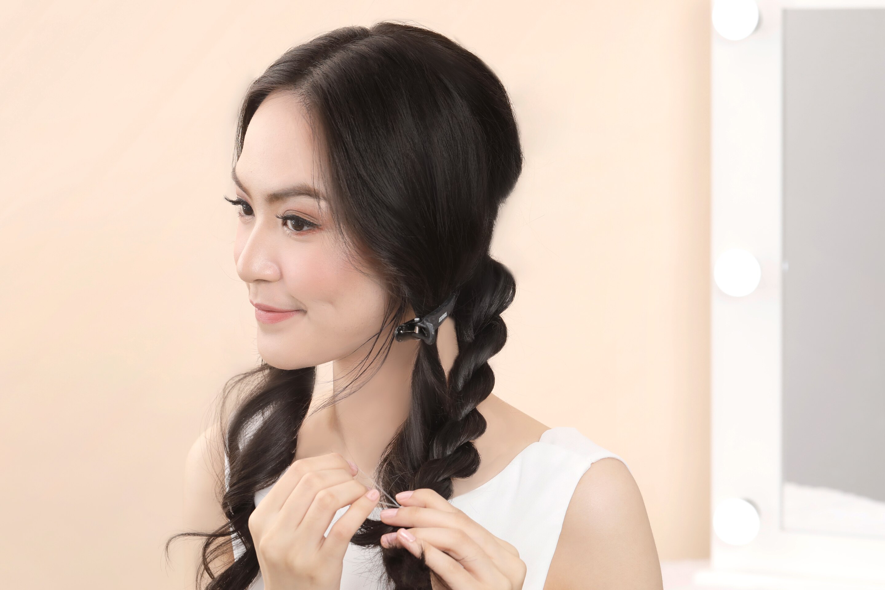 ผู้หญิงเอเชียผมยาวสีดำ ทรงผมเพื่อนเจ้าสาว ทรงผมไปงานแต่ง