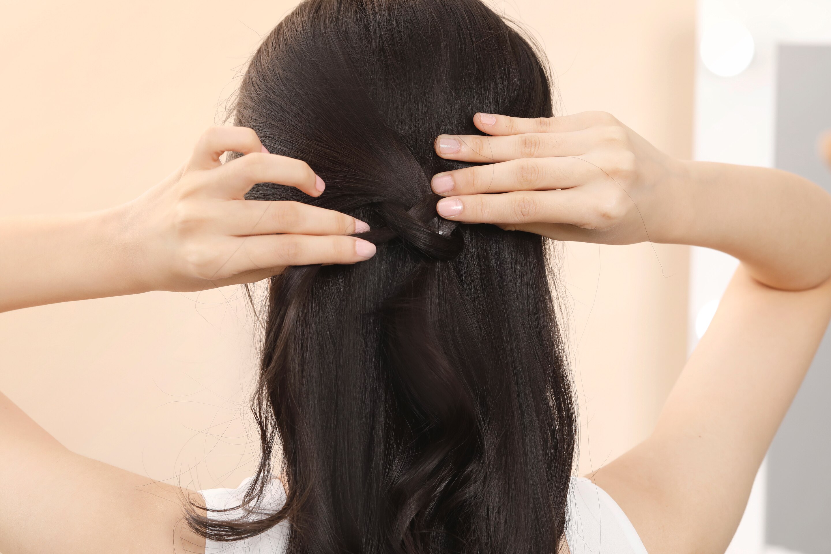 ผู้หญิงเอเชียผมยาวสีดำ ทรงผมเพื่อนเจ้าสาว ทรงผมไปงานแต่ง