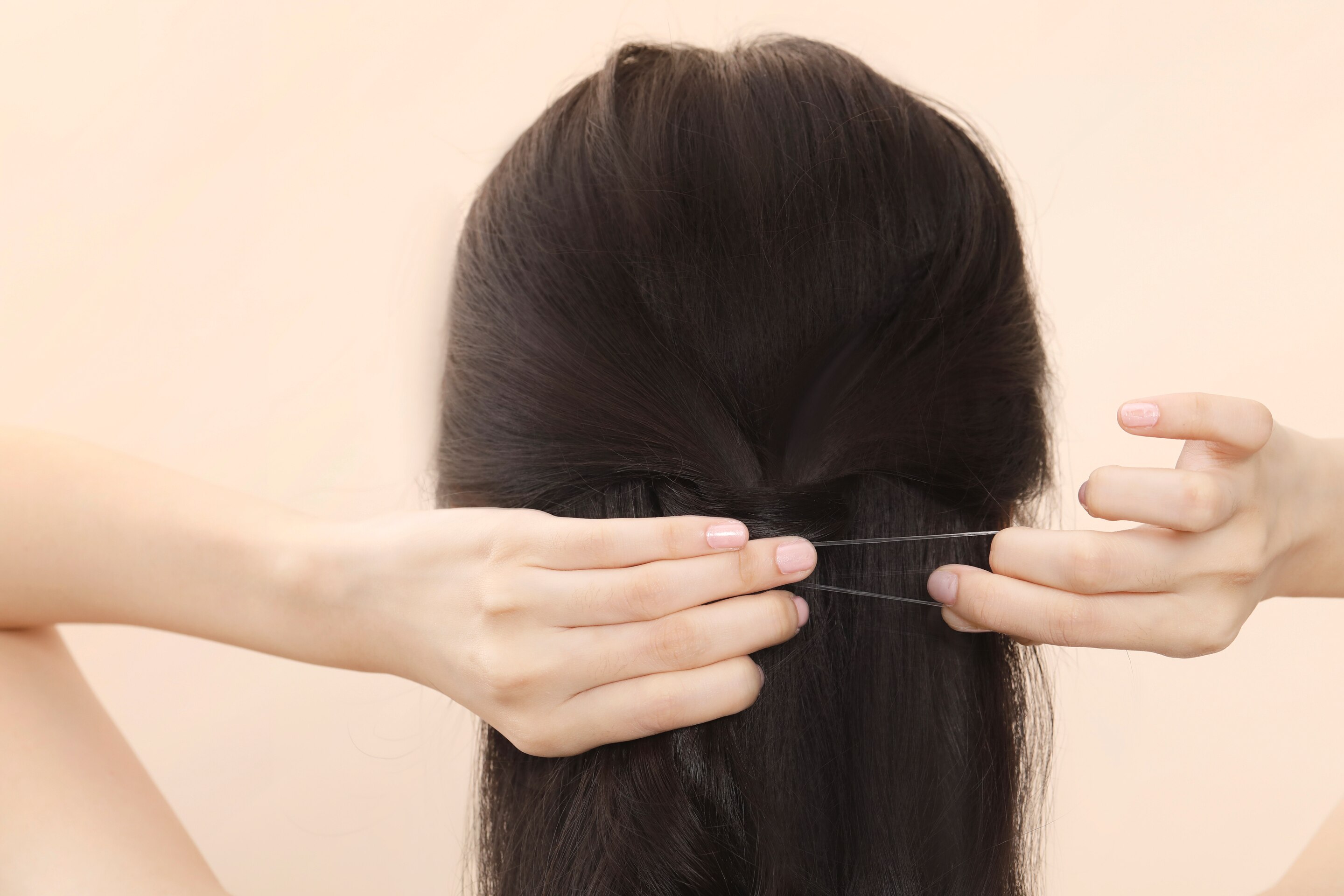 ผู้หญิงเอเชียผมยาวสีดำ ทรงผมเพื่อนเจ้าสาว ทรงผมไปงานแต่ง