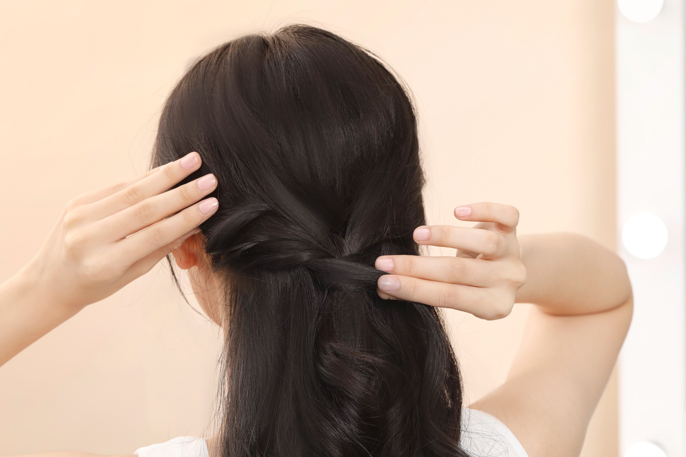 ผู้หญิงเอเชียผมยาวสีดำ ทรงผมเพื่อนเจ้าสาว ทรงผมไปงานแต่ง