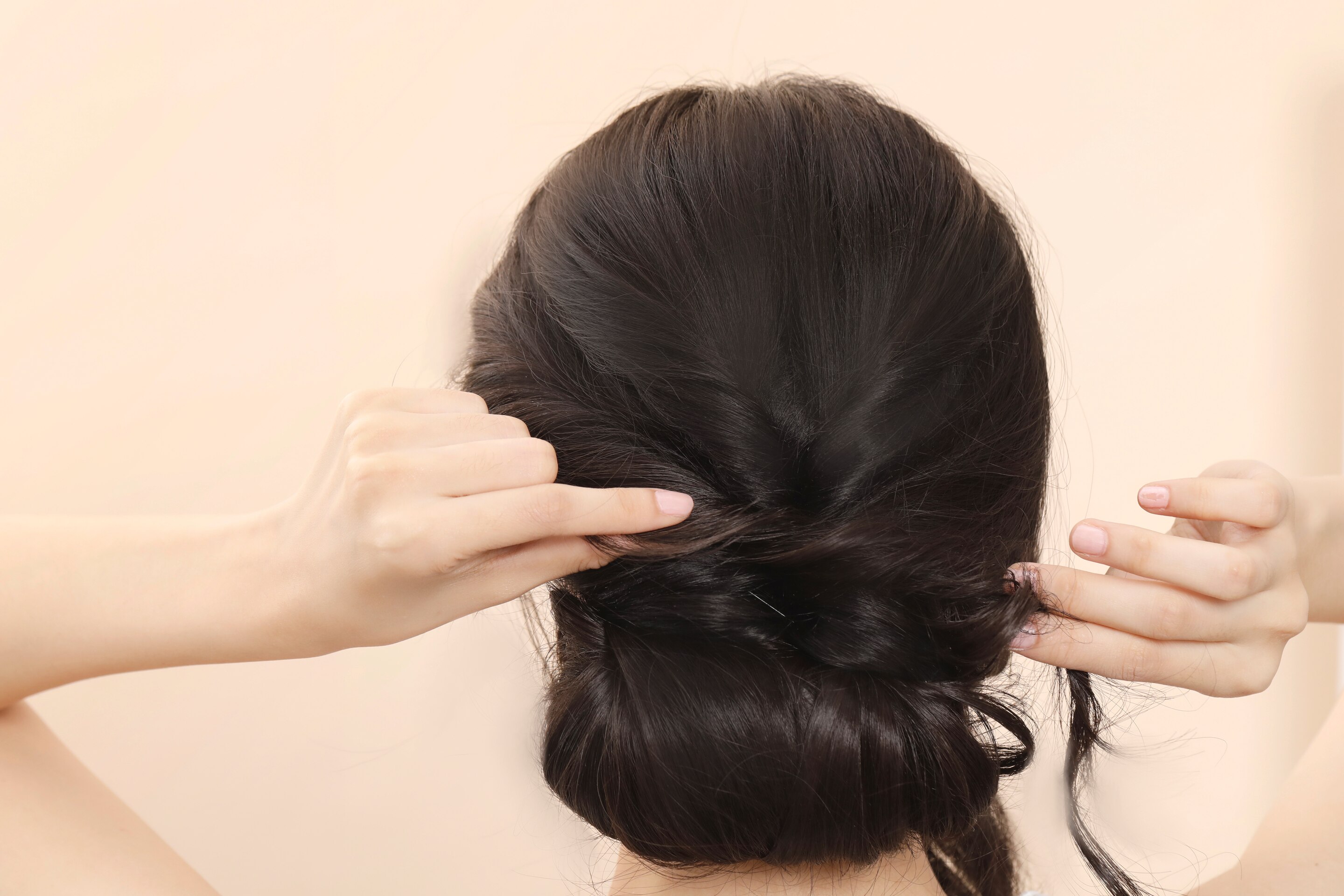 ผู้หญิงเอเชียผมยาวสีดำ ทรงผมเพื่อนเจ้าสาว ทรงผมไปงานแต่ง