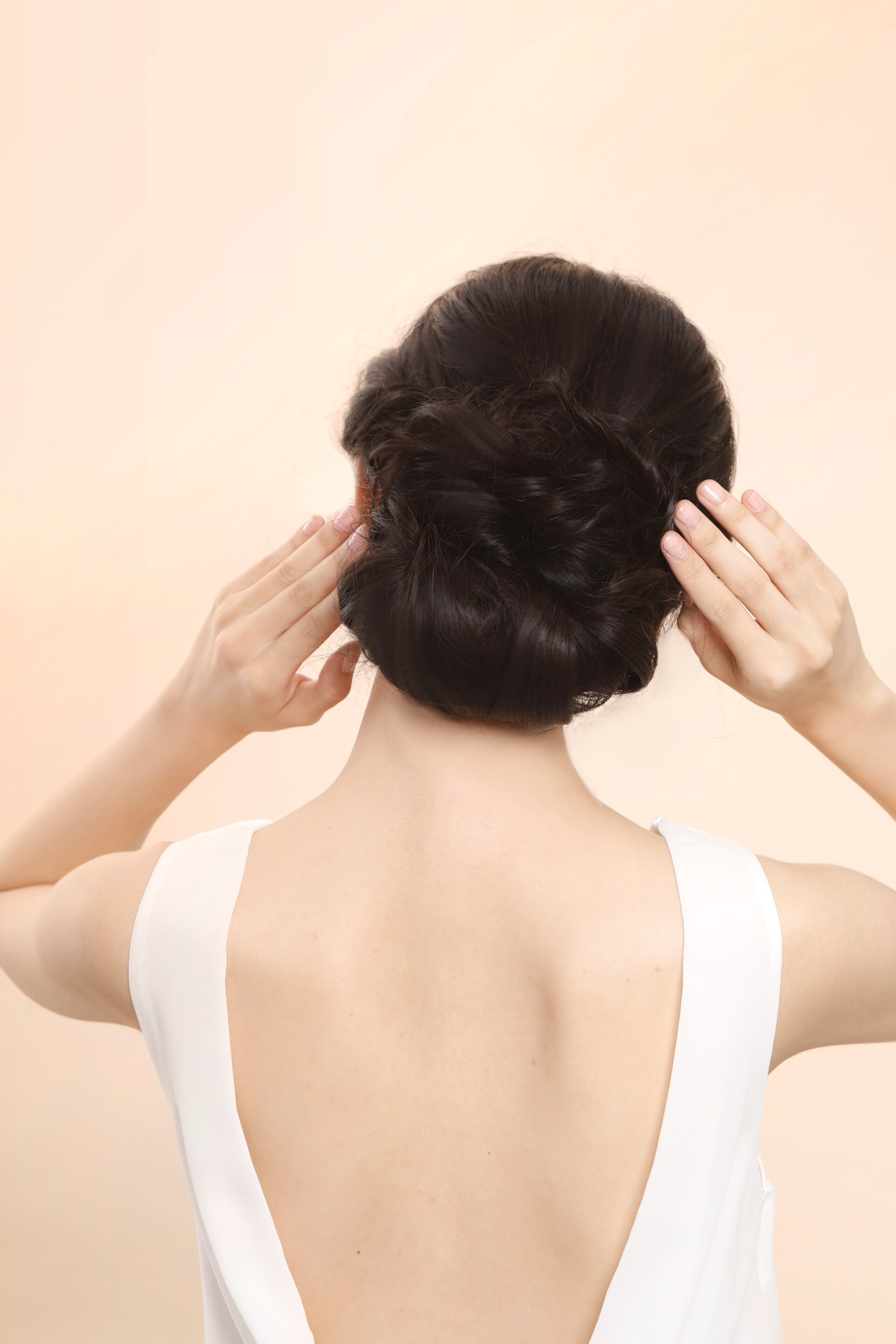 Gaya rambut ke pesta deconstructed chignon