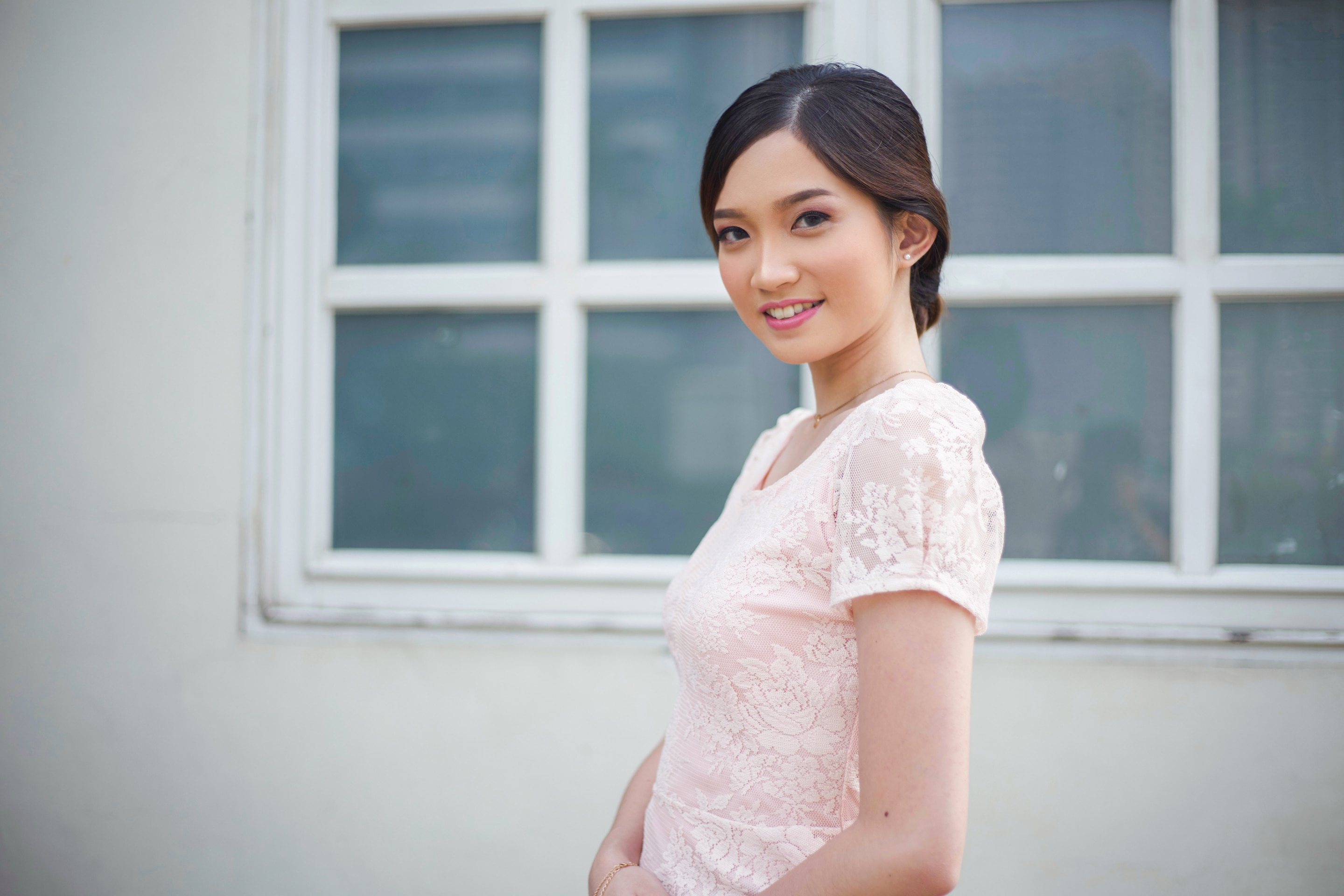 Gaya rambut braided updo pada wanita asia.