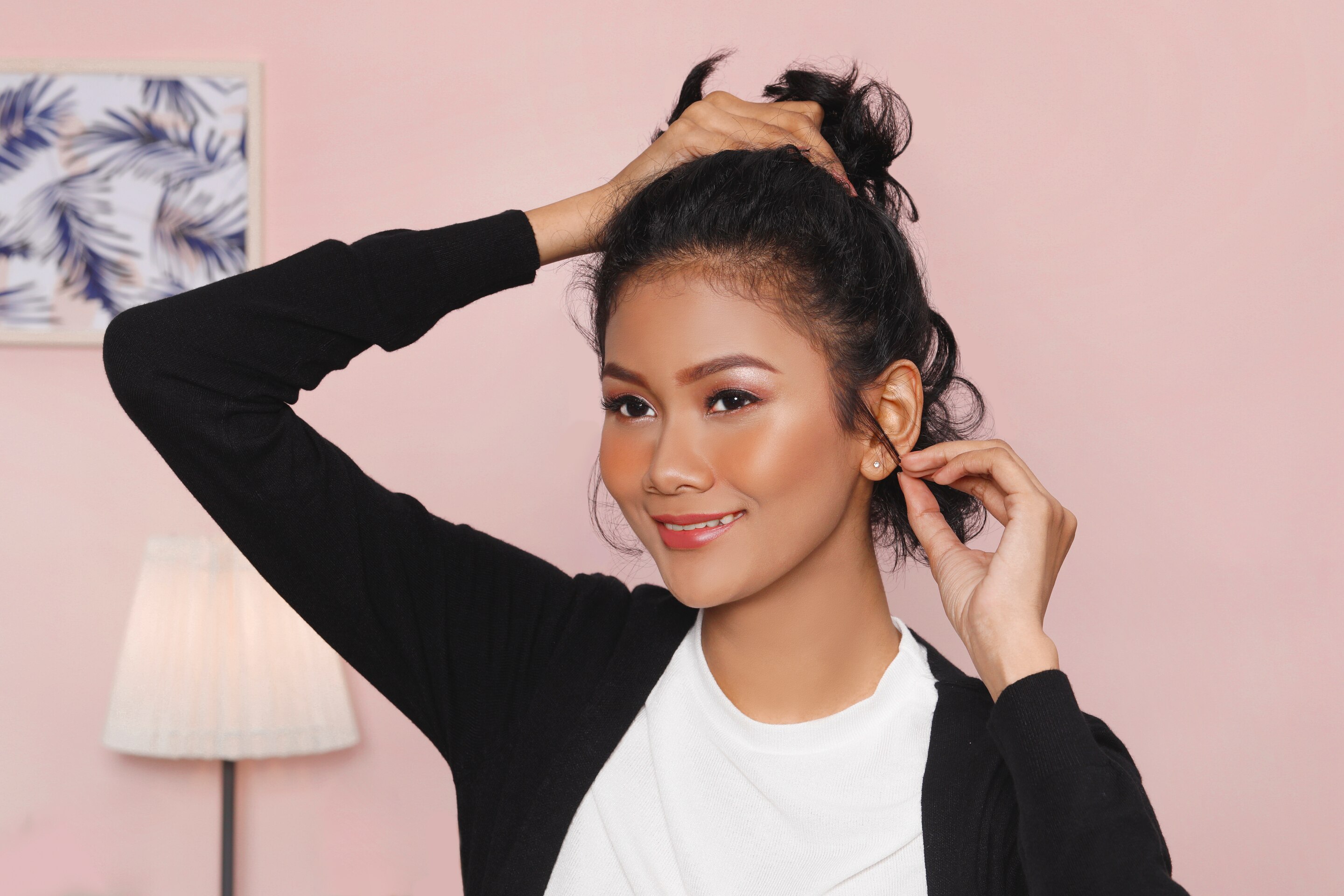 ผู้หญิงเอเชีย ผมหยิกสั้น กำลังดึงปอยผม