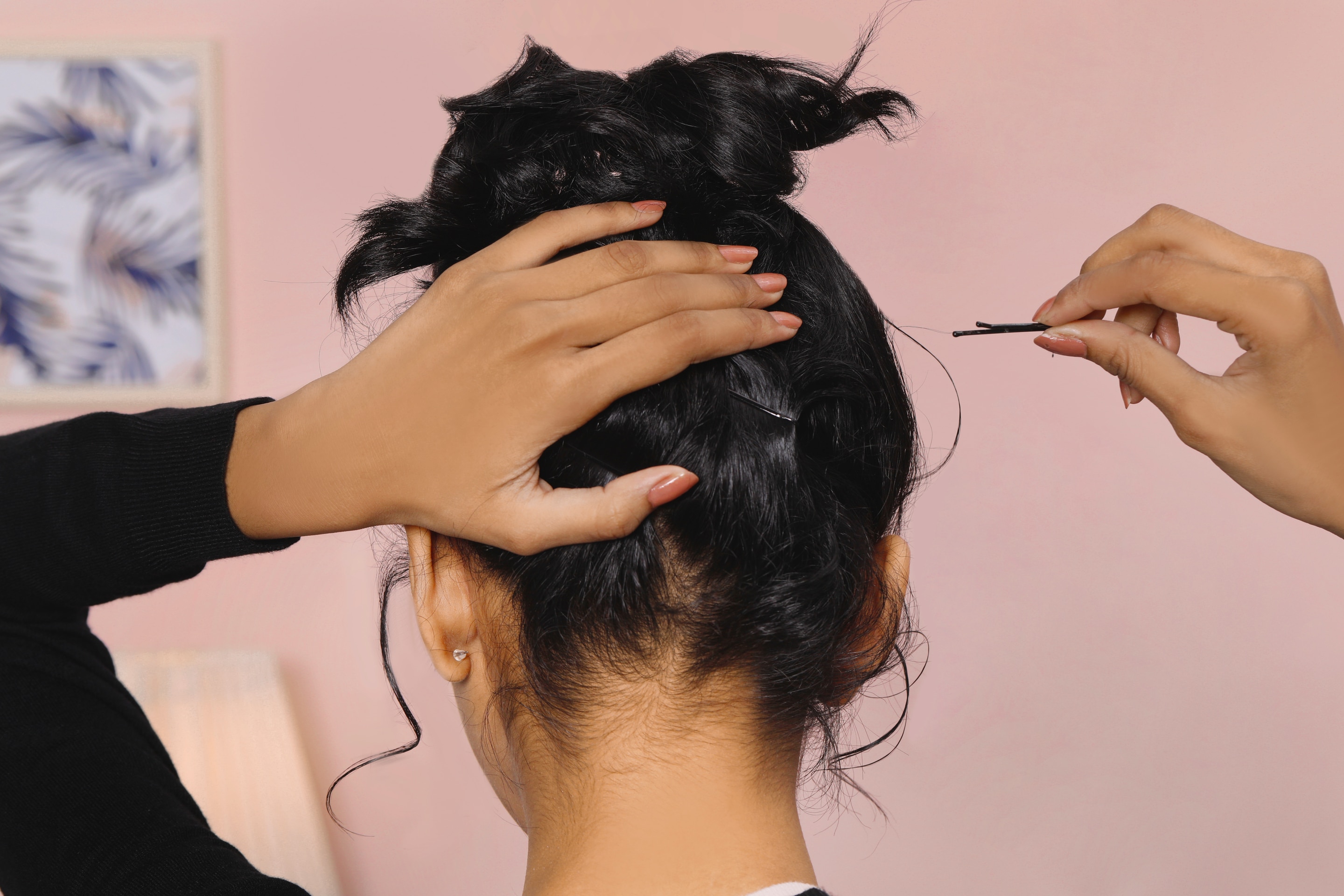 ผู้หญิงเอเชีย ผมหยิกสั้น กำลังติดผมด้วยกิ๊บดำ