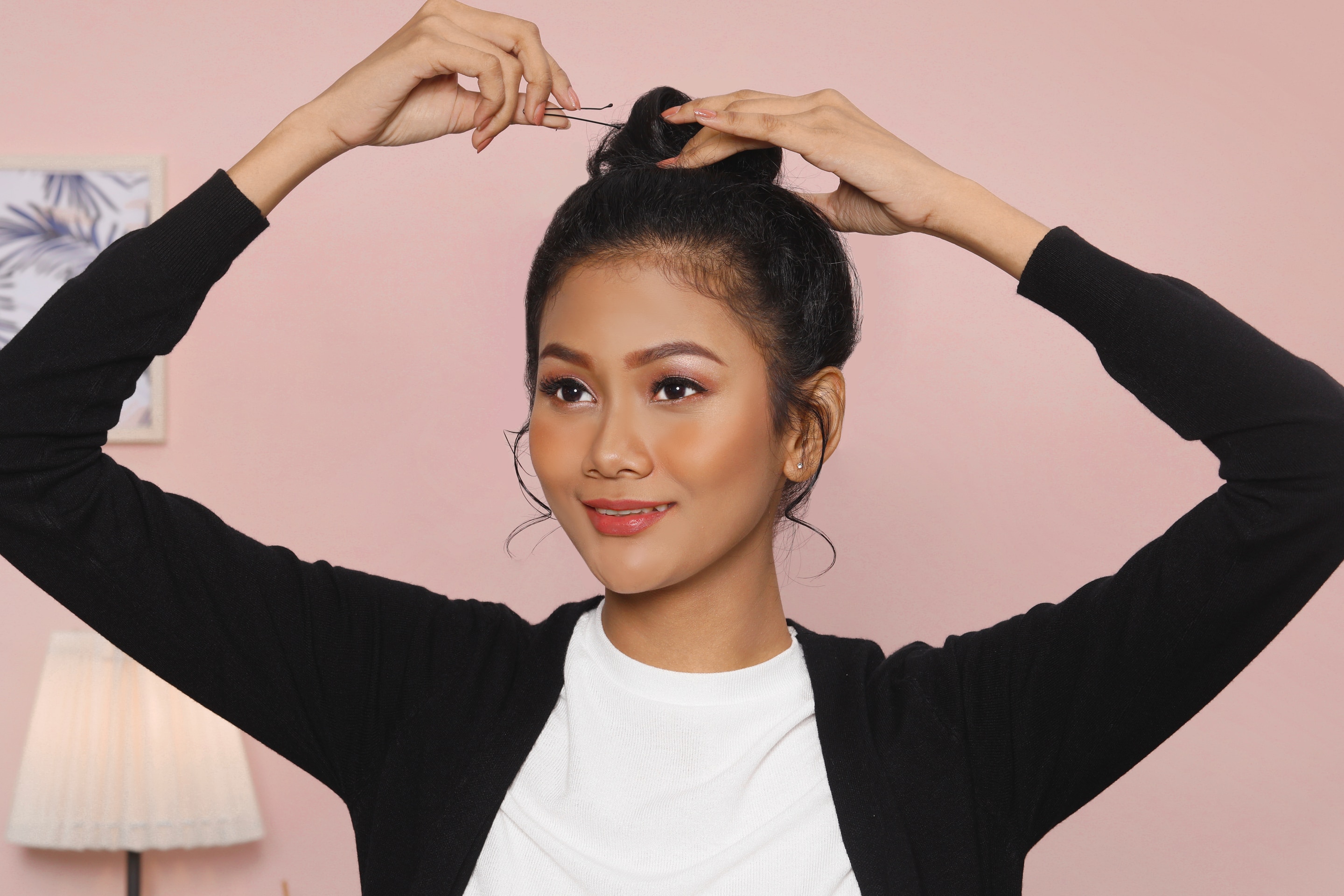 ผู้หญิงเอเชีย ผมหยิกสั้น กำลังม้วนผมบัน