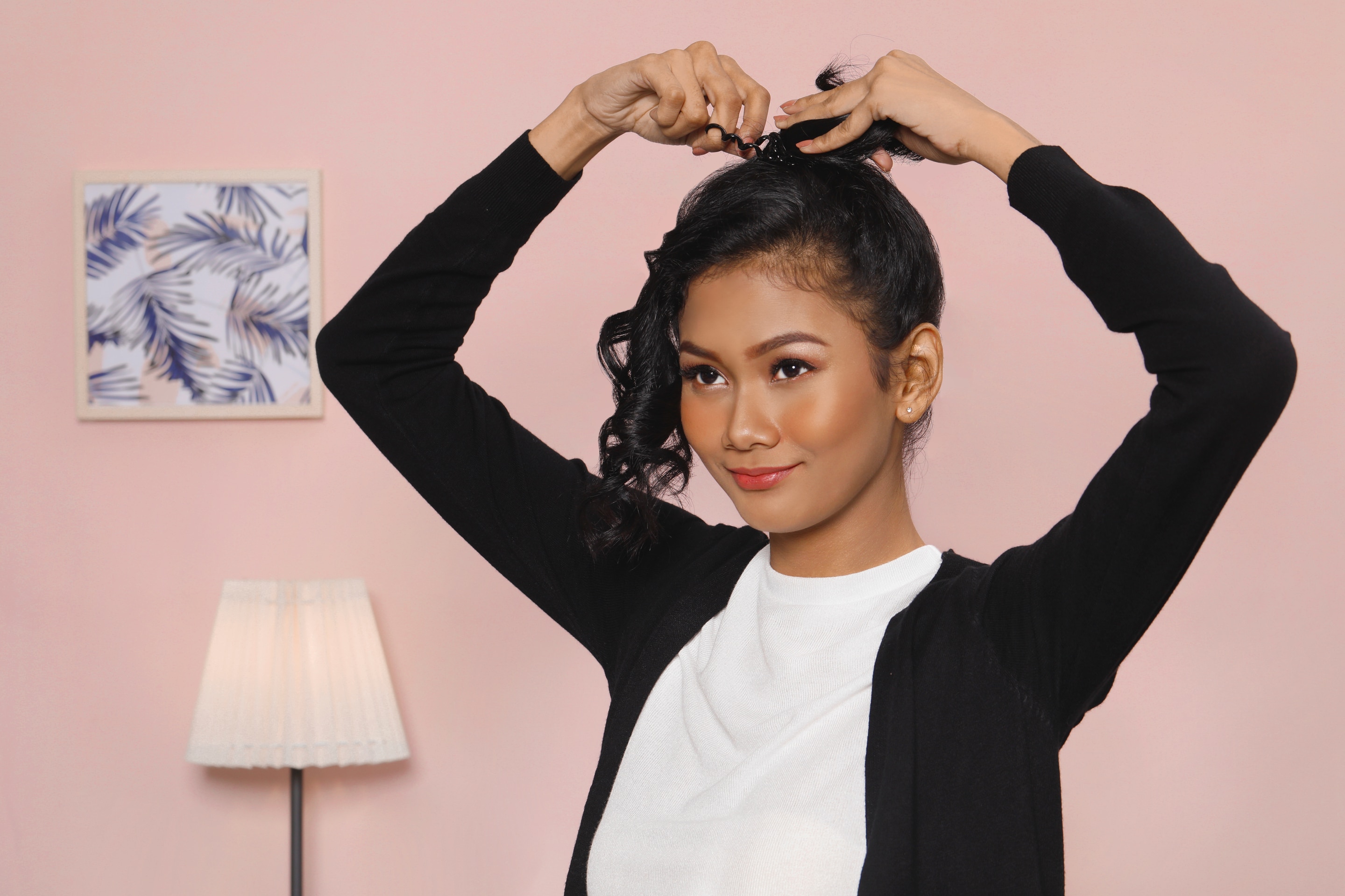 ผู้หญิงเอเชีย ผมหยิกสั้น กำลังมัดผม