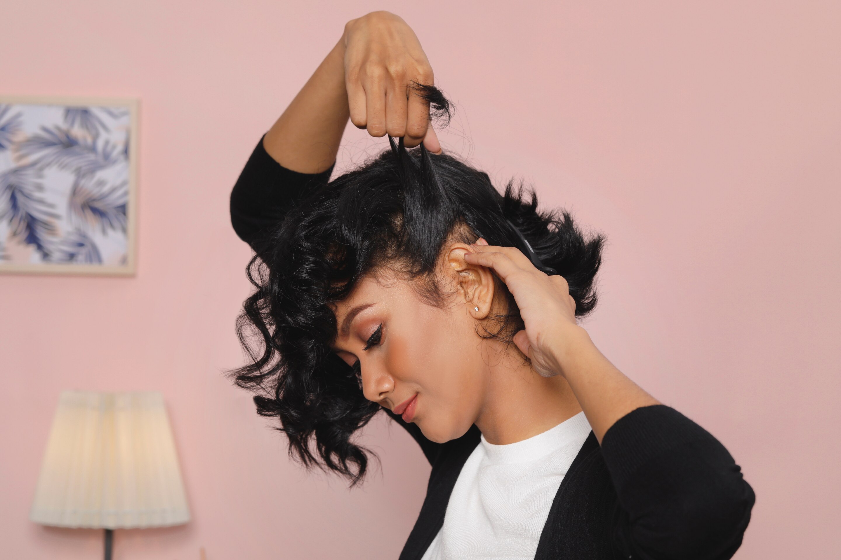 ผู้หญิงเอเชีย ผมหยิกสั้น กำลังถักเปียดัตช์