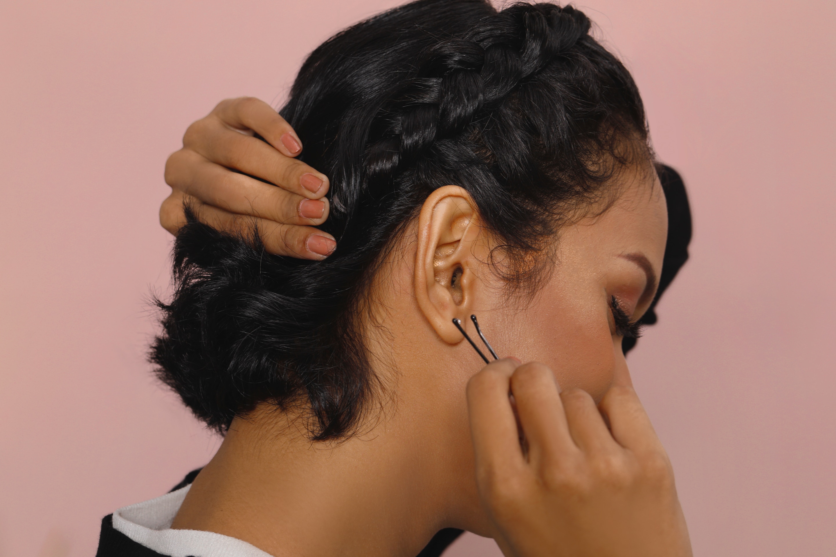 ผู้หญิงเอเชีย ผมหยิกสั้น กำลังถักเปียดัตช์