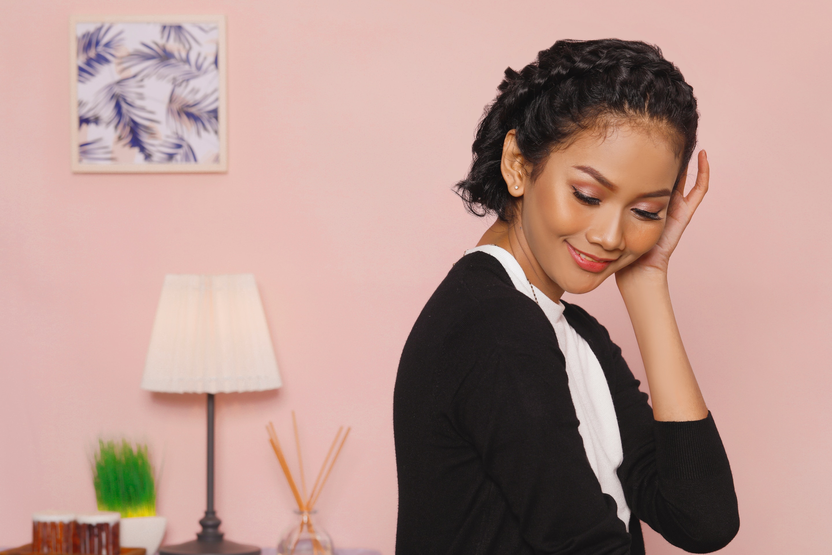 ผู้หญิงเอเชีย ผมหยิกสั้น ถักเปียคาด