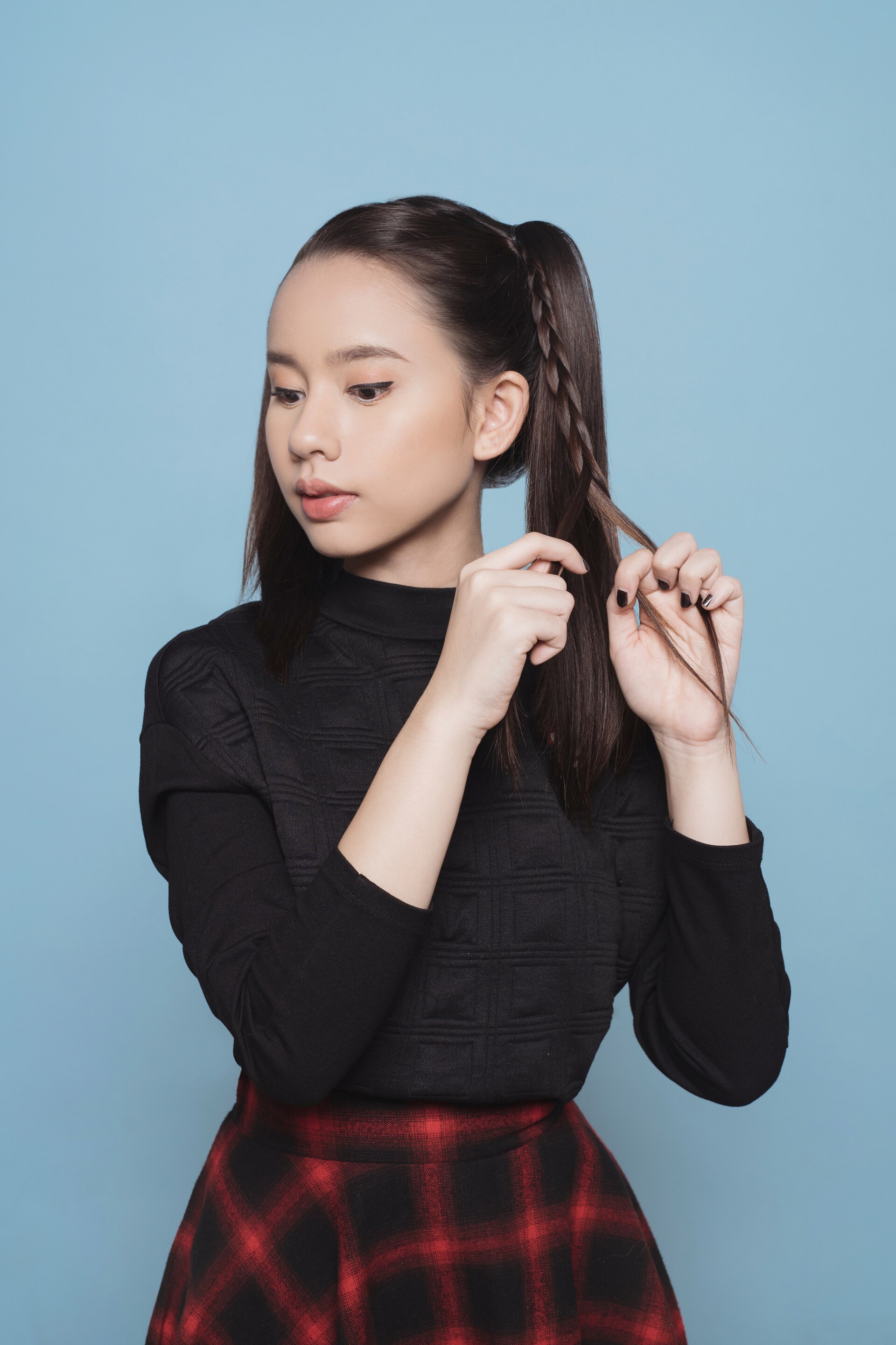 Step 3 - mengepang mini braid space buns.