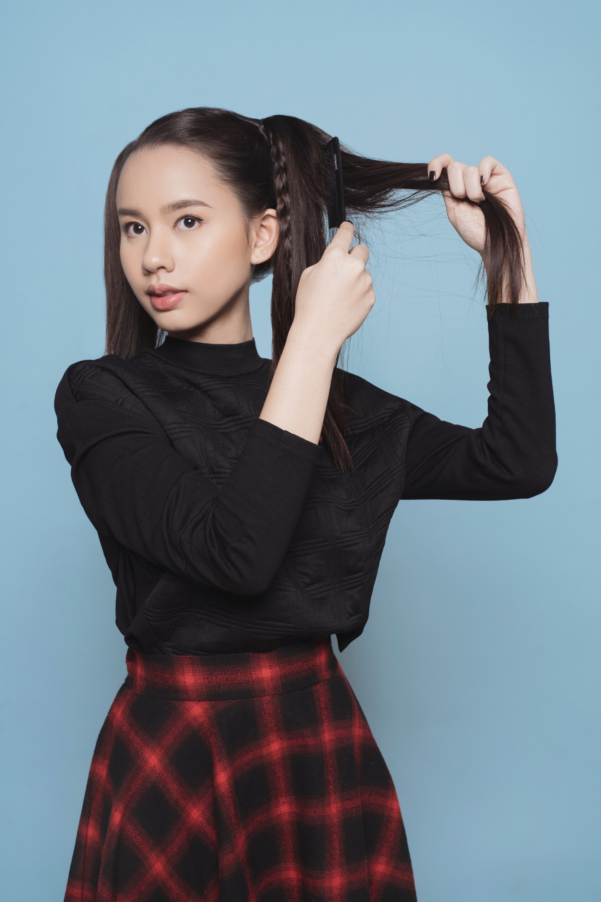 Step 4 - Menyasak ponytail space buns.