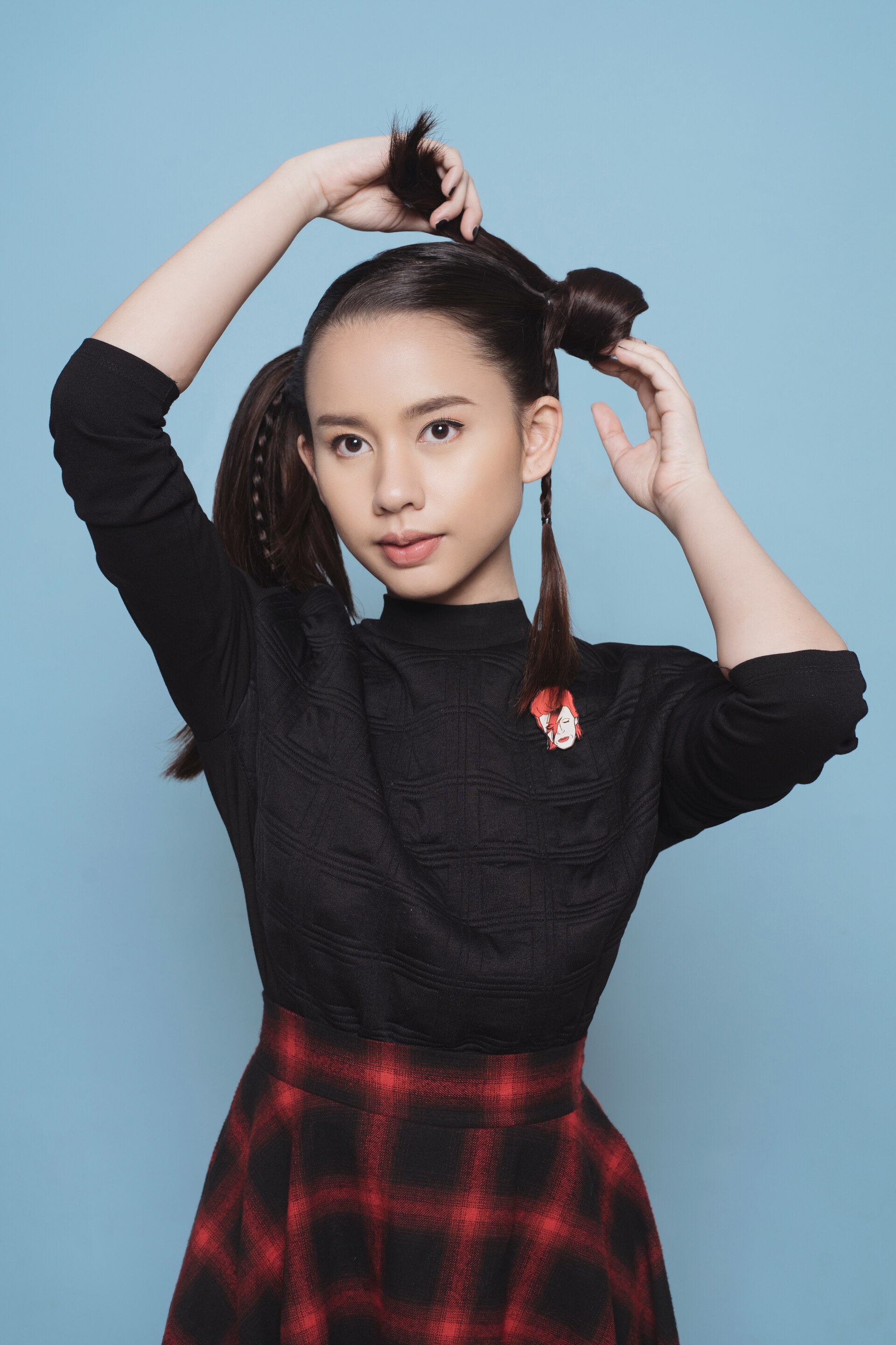 Step 5 - Membentuk cepol space buns.