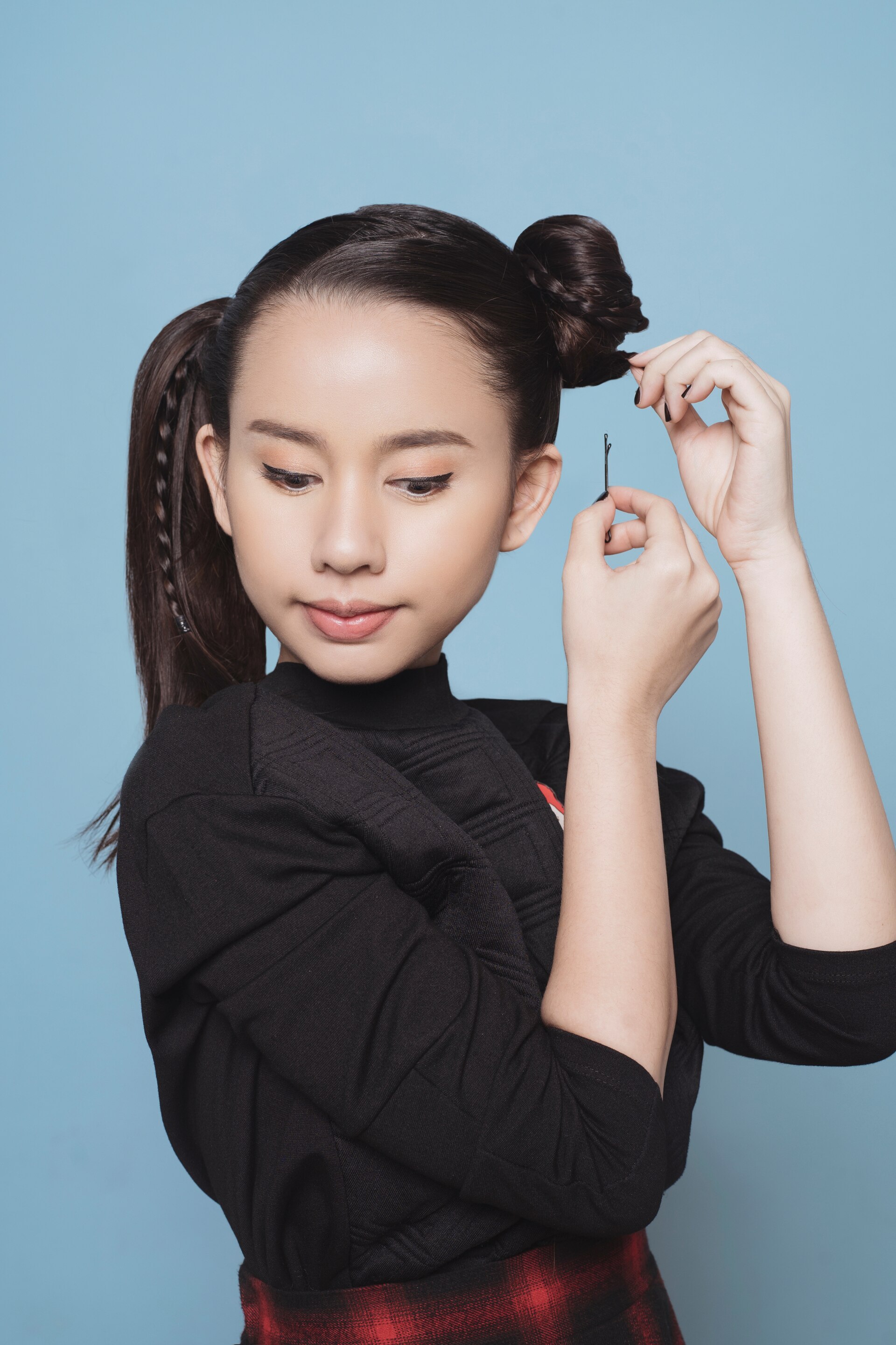 Step 6 melilitkan kepang space buns.