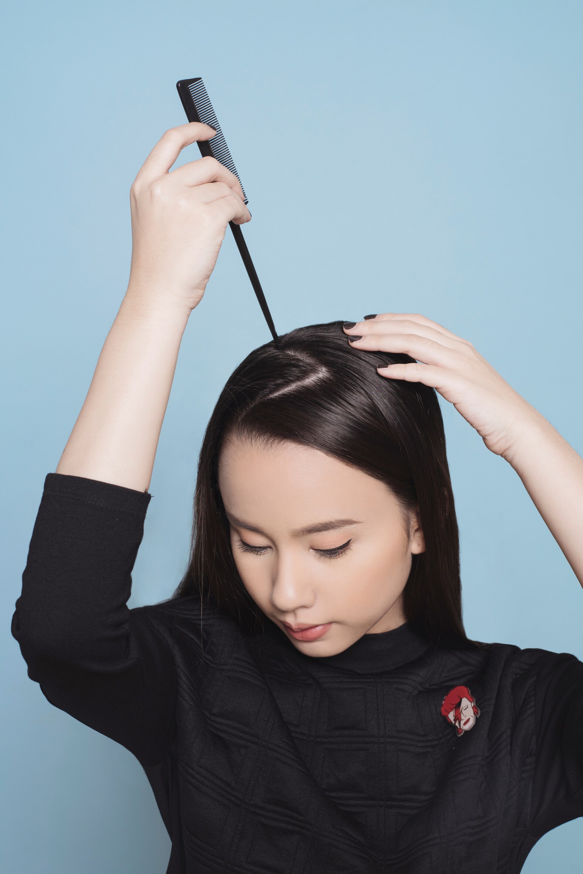 Step 1 - Membelah rambut bentuk zigzag space buns.