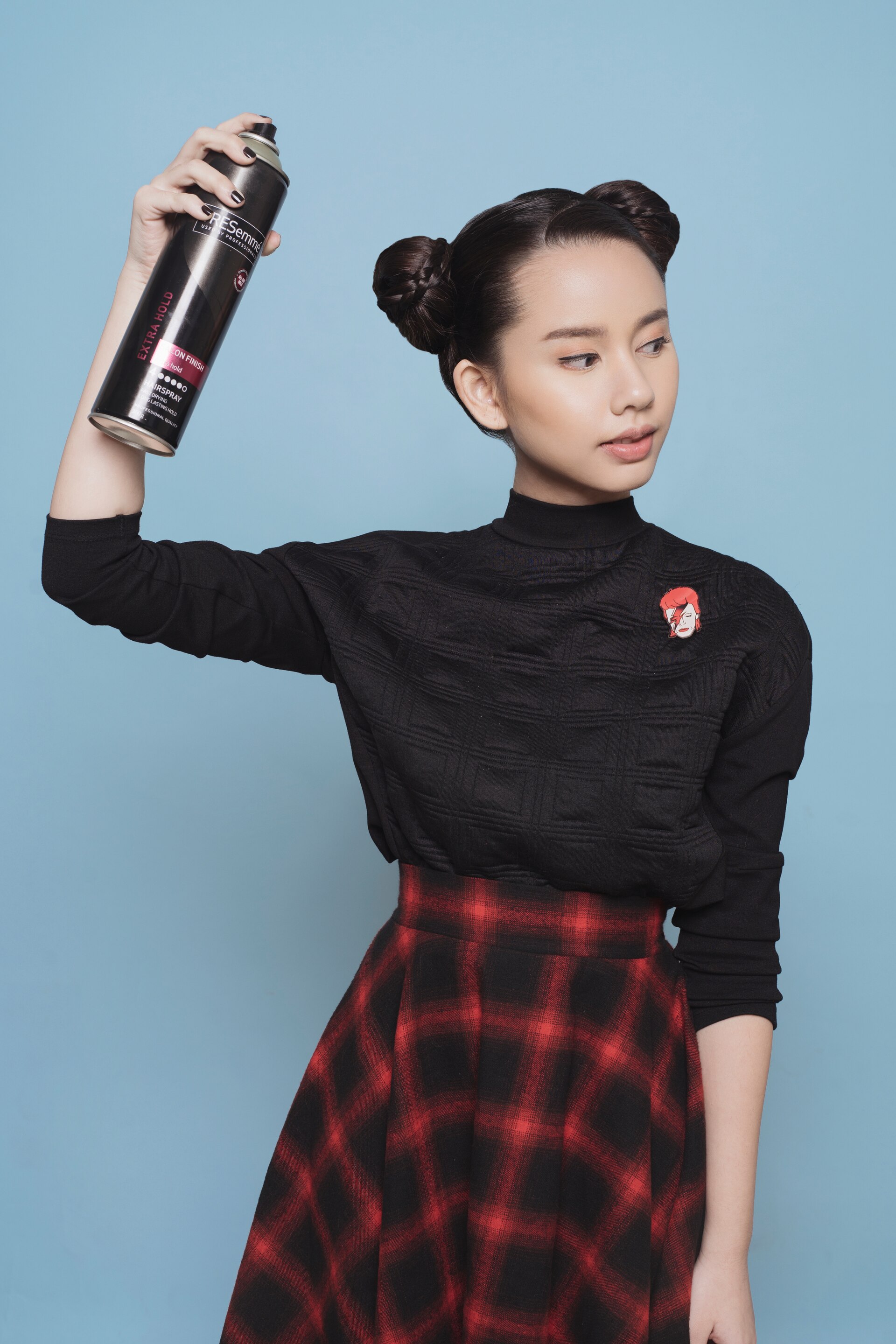 Step 7 - Menggunakan hairspray space buns.