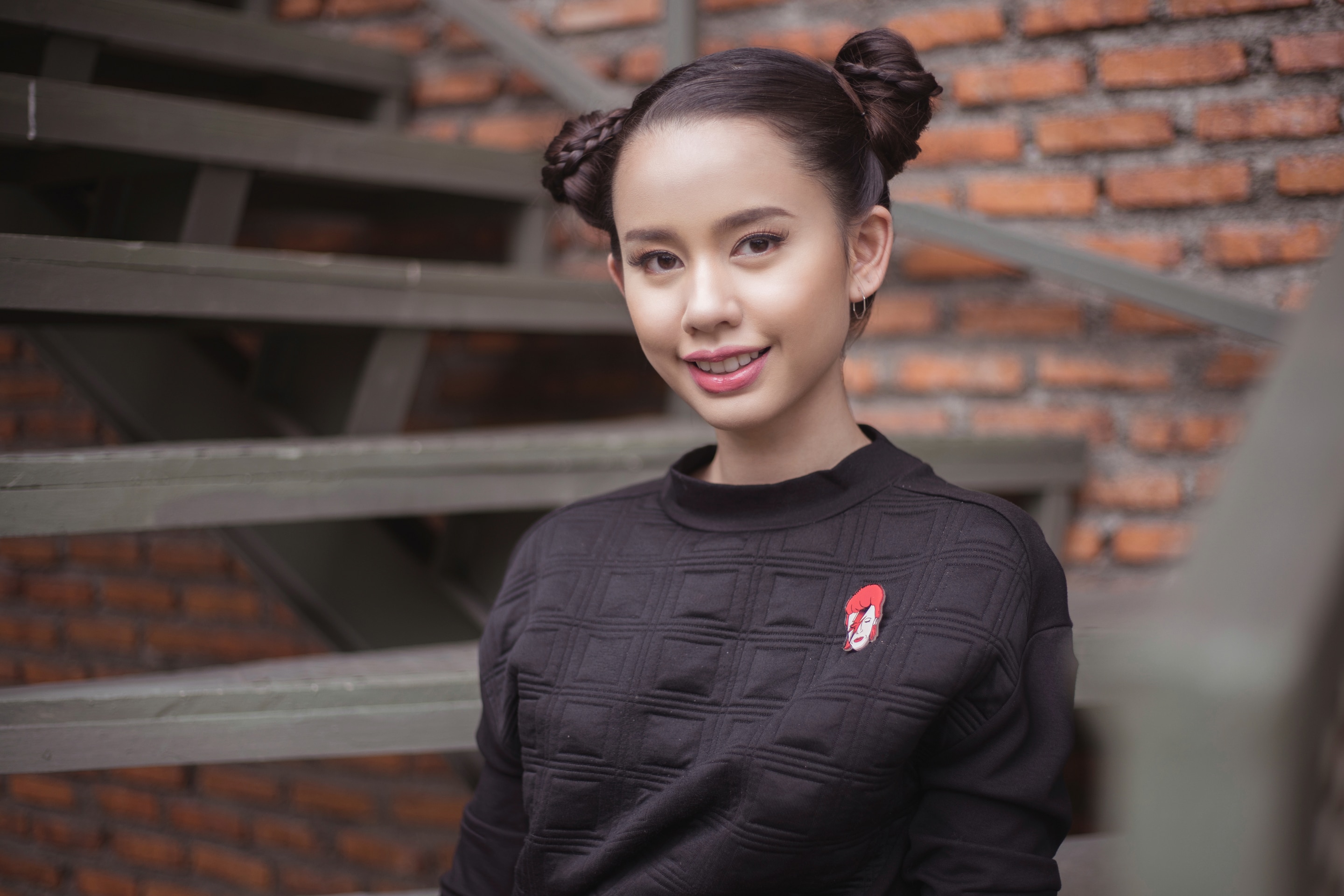 Double bun dengan variasi kepang rambut. (Foto: Shutterstock)