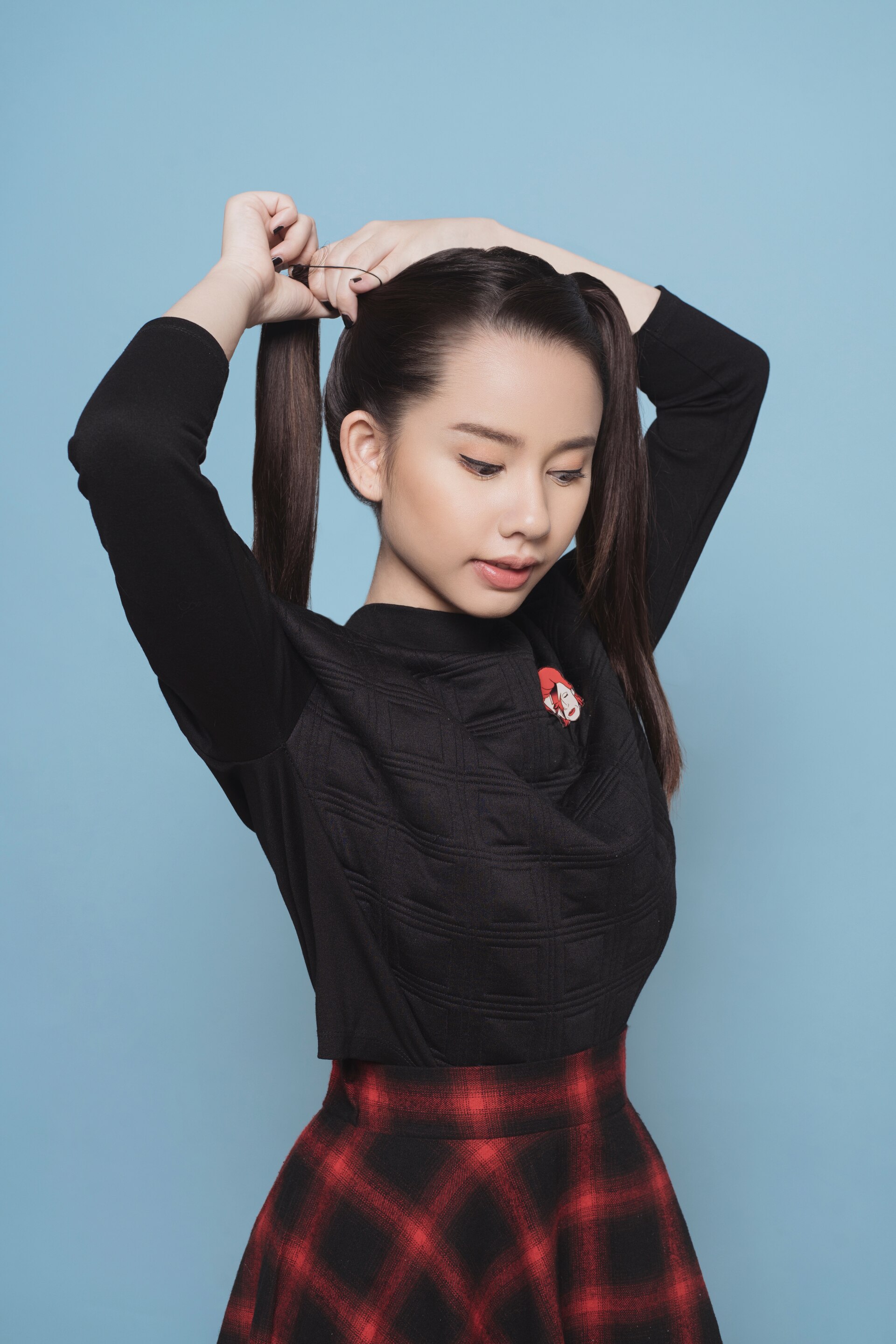 Step 2 - Membentuk high ponytail space buns.