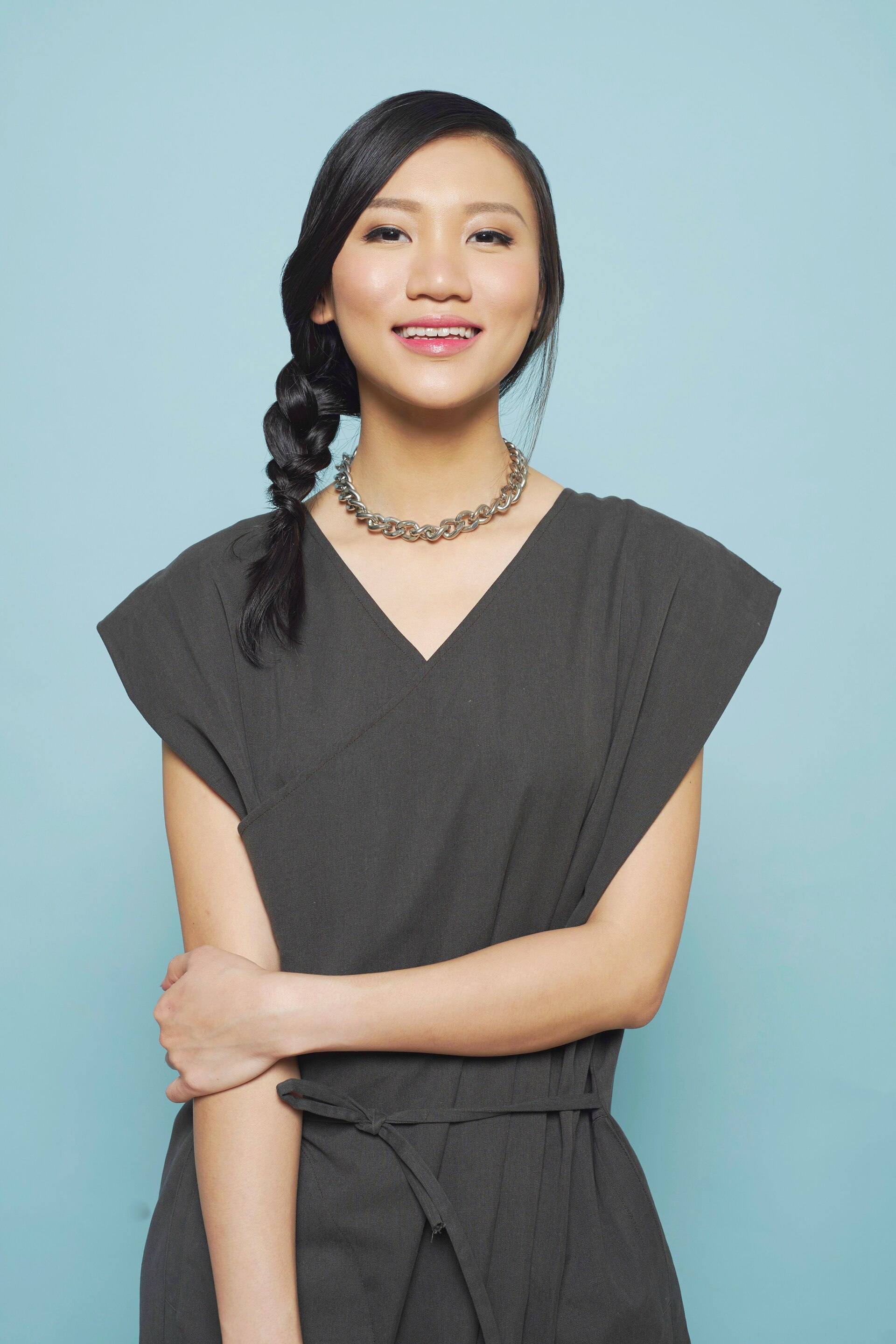 Wanita Asia dengan rambut kepang samping.