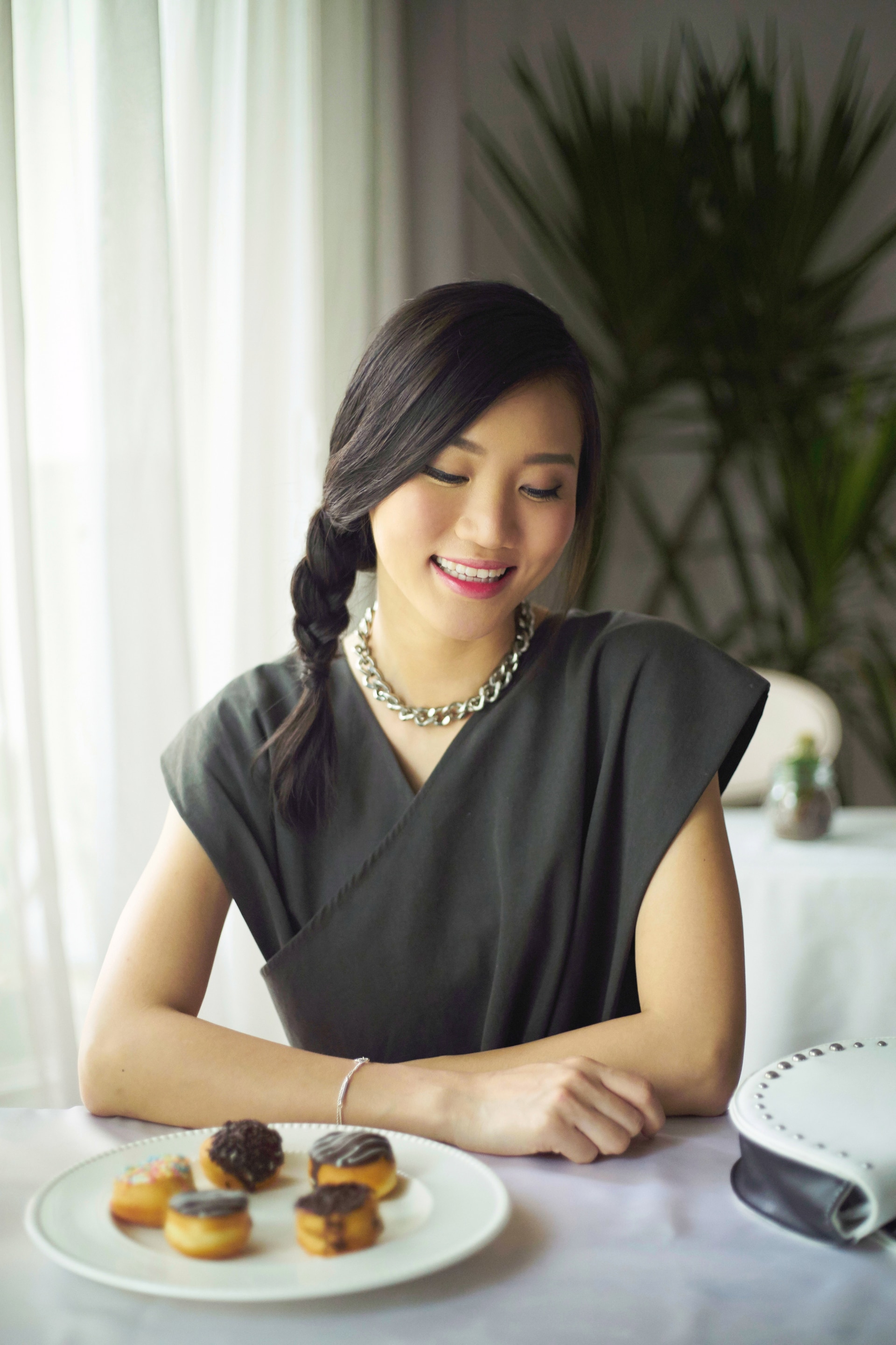 Cocok untuk jadi andalan saat tak punya banyak wakut berdandan. (Foto: Hariono Halim)