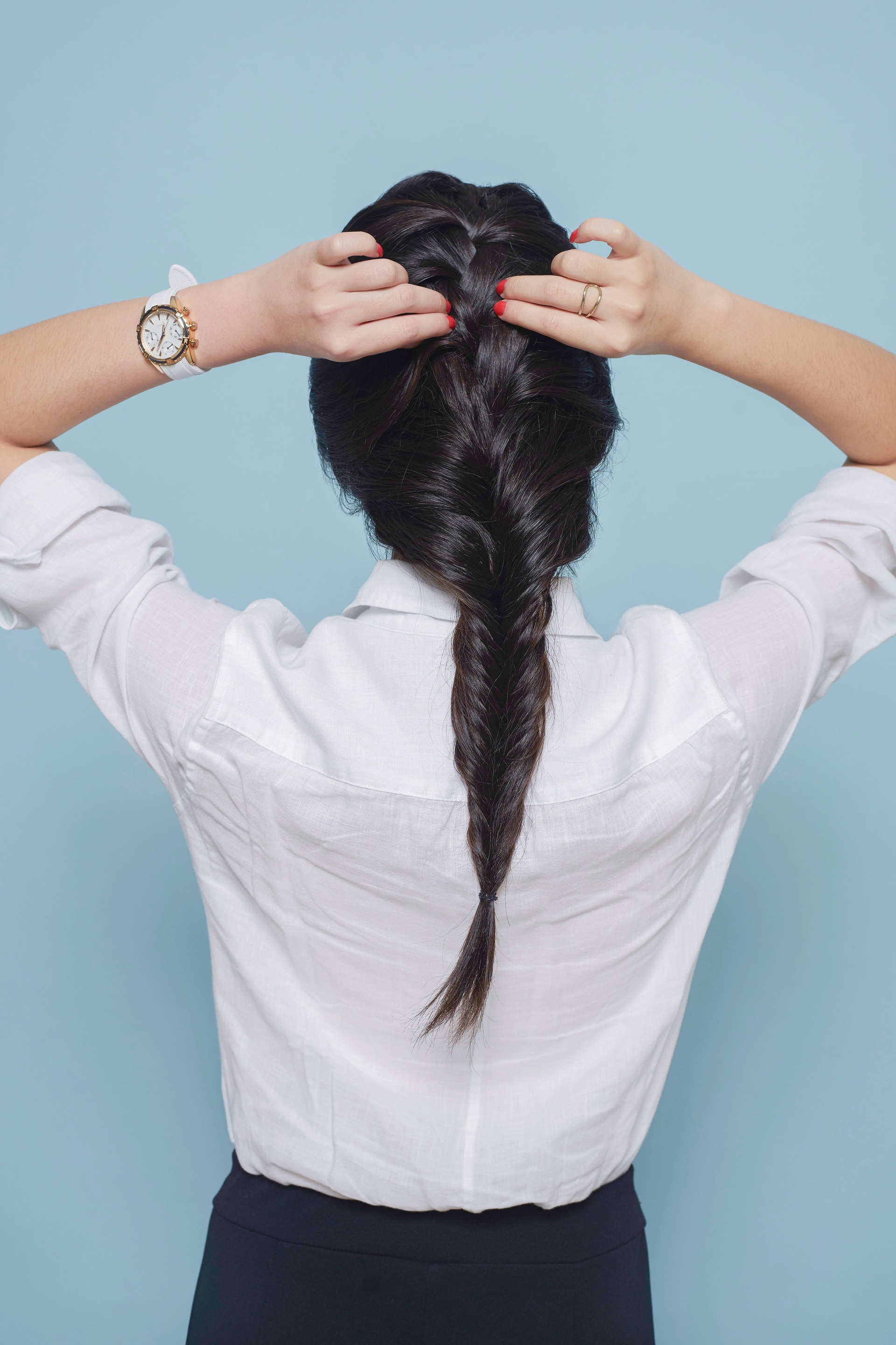 Padukan dua teknik kepang untuk gaya yang lebih rapi namun santai. (Foto: Shutterstock)