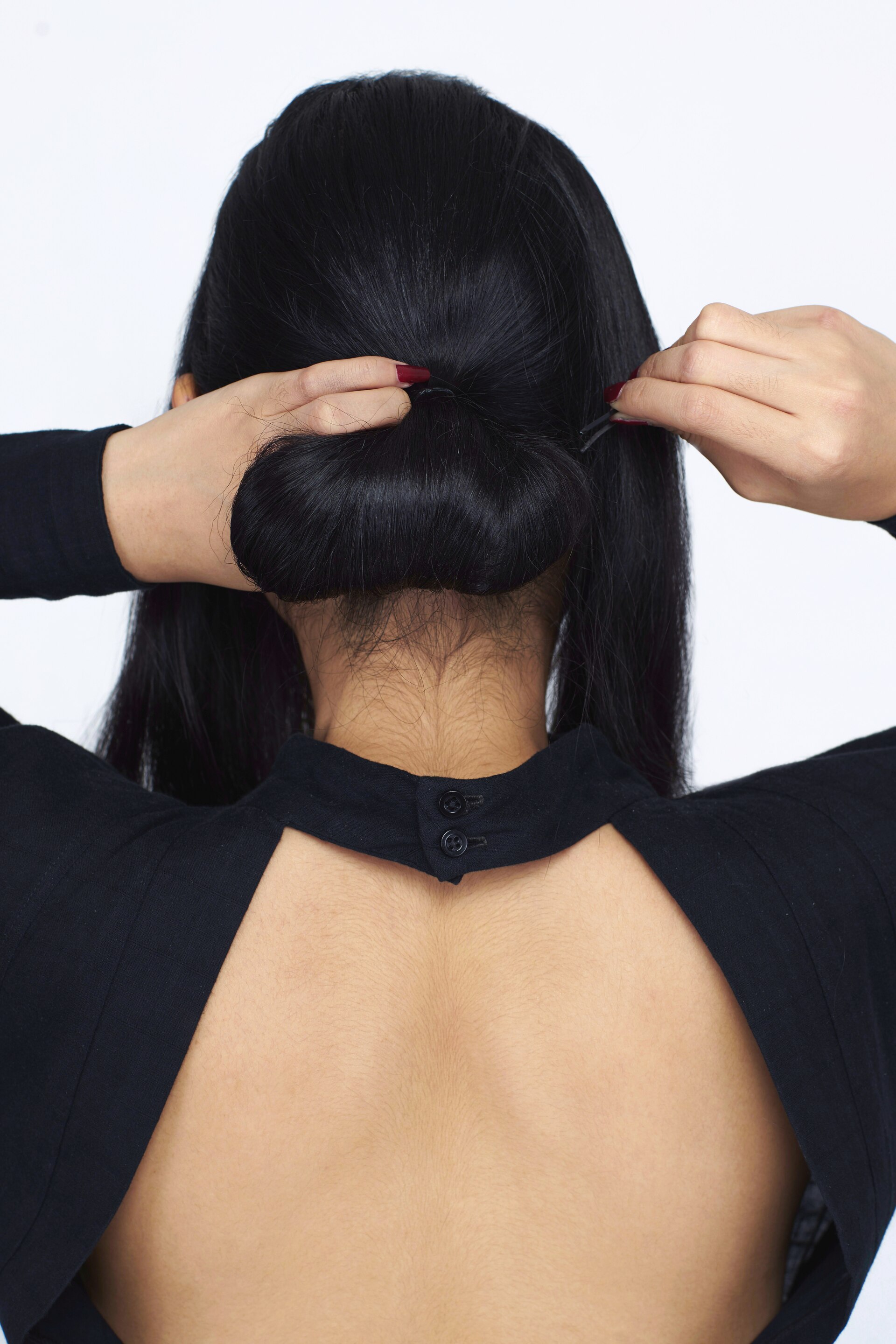 Wanita asia membentuk cepol chignon.