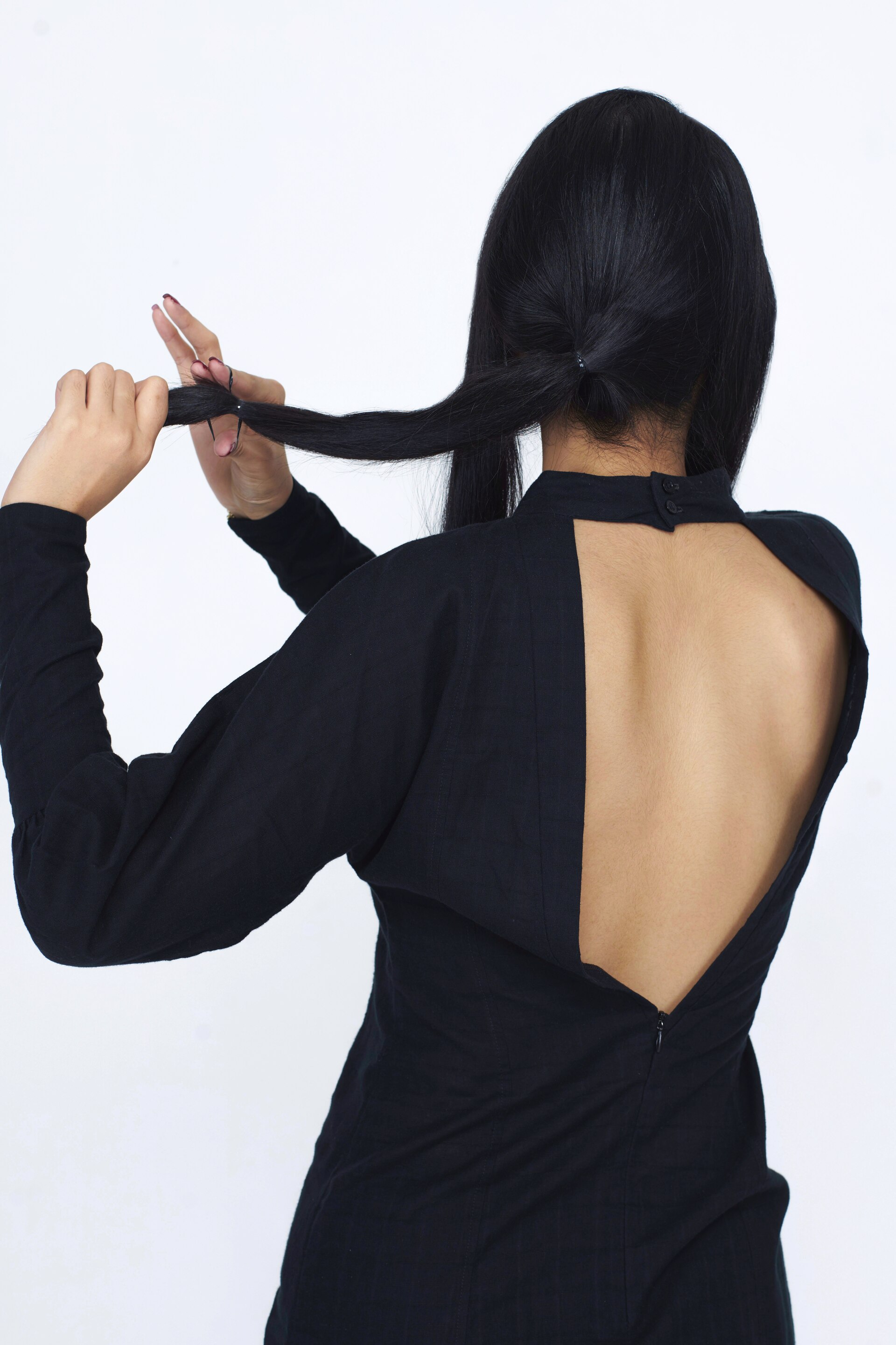 Wanita asia dengan gaya rambut chignon.