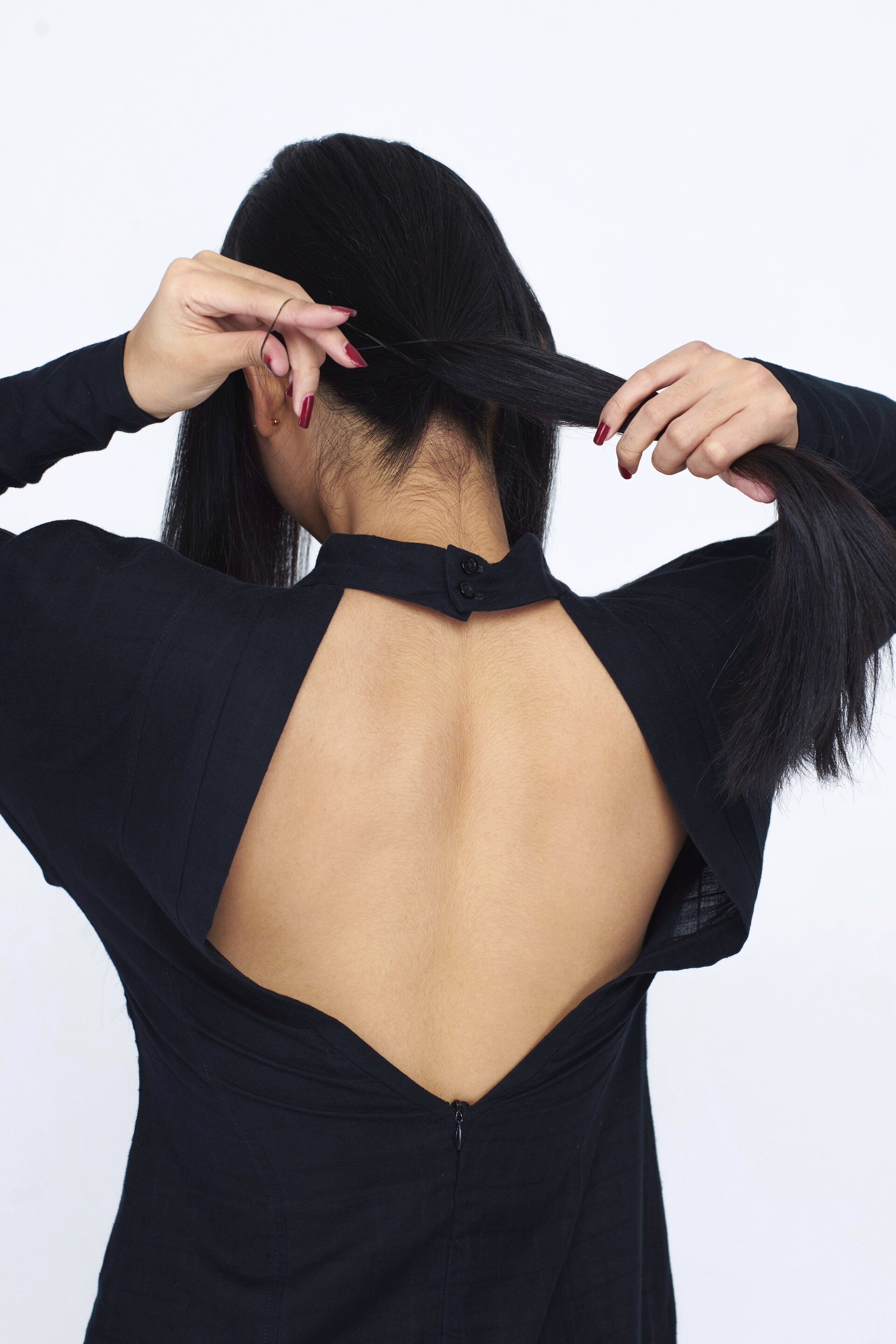 Wanita asia dengan gaya rambut chignon.