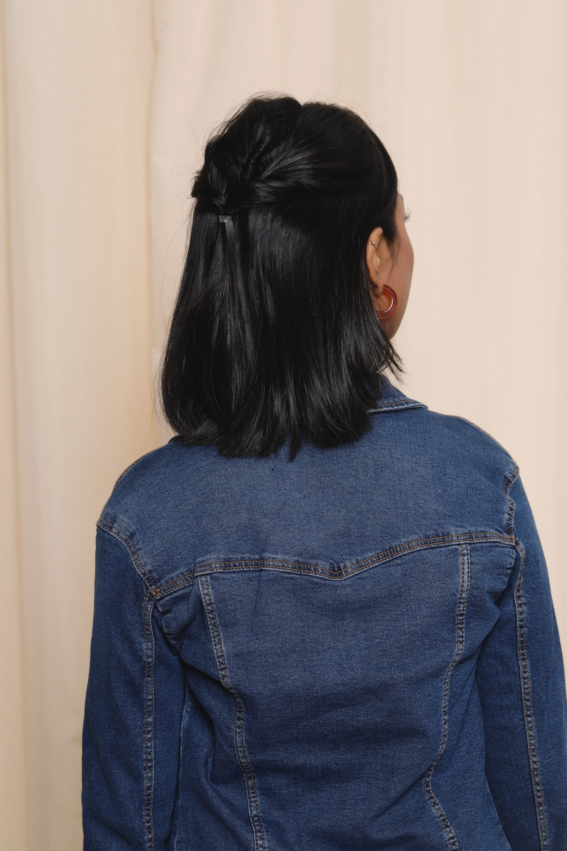 Half up topsy ponytail untuk wajah bulat