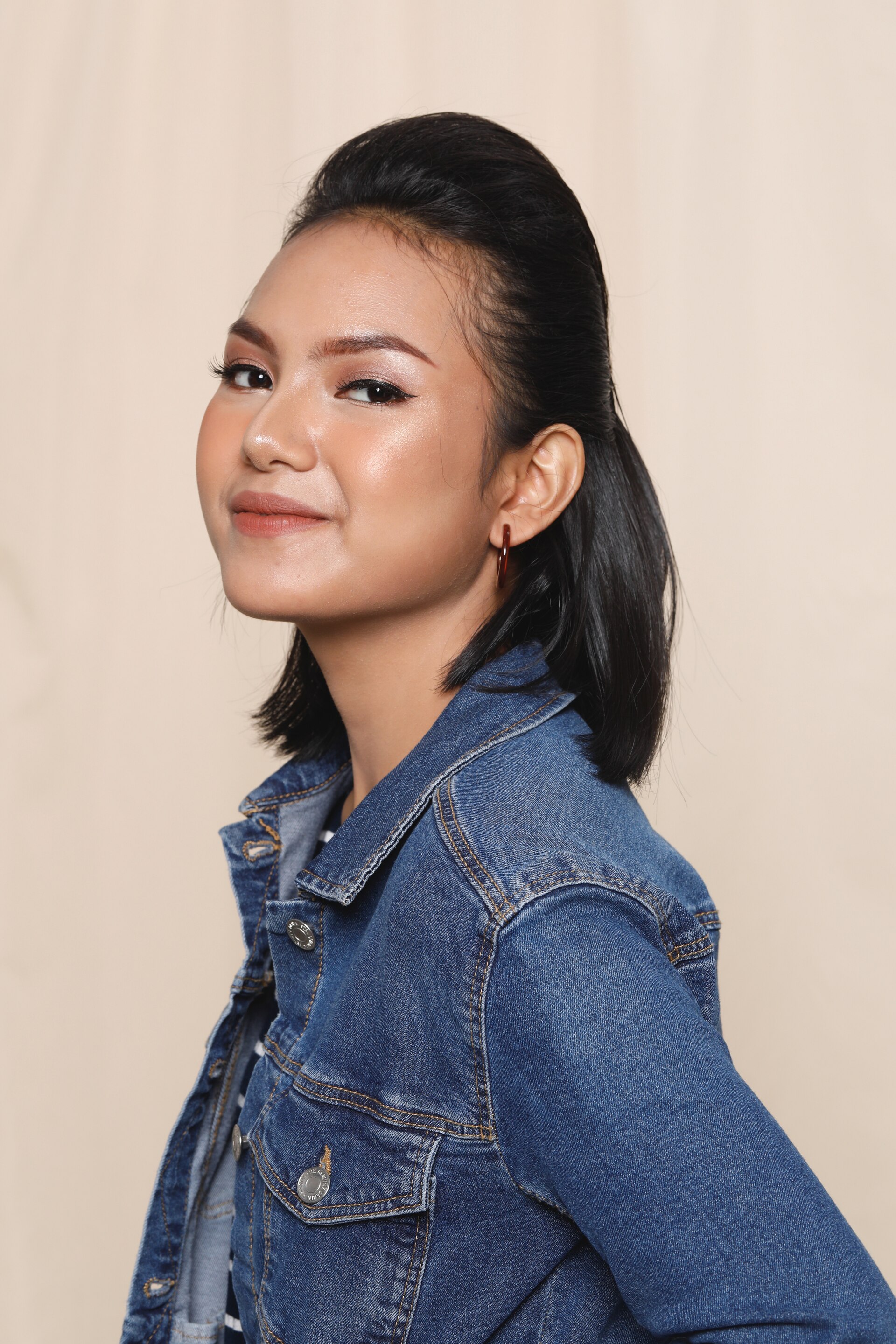 Slicked back hair untuk wajah bulat