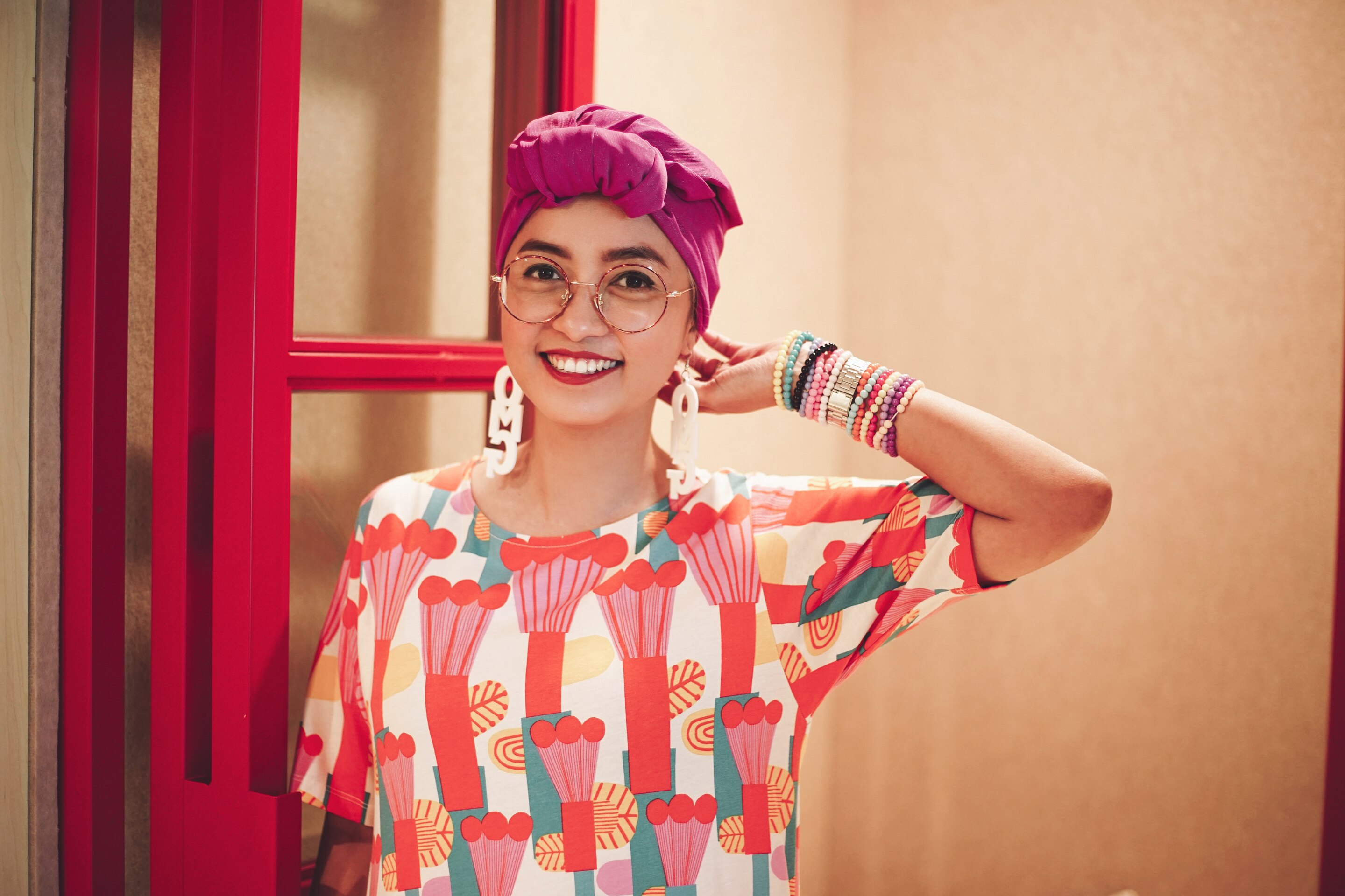 Menggunakan turban untuk menutupi poni rambut