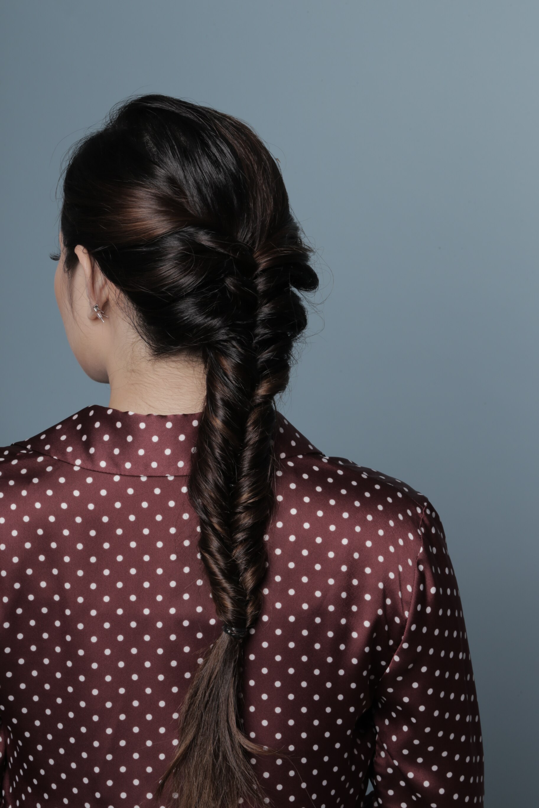 Belum bisa mengepang fishtail? Coba gaya ini. (Foto: Natasha Estelle)