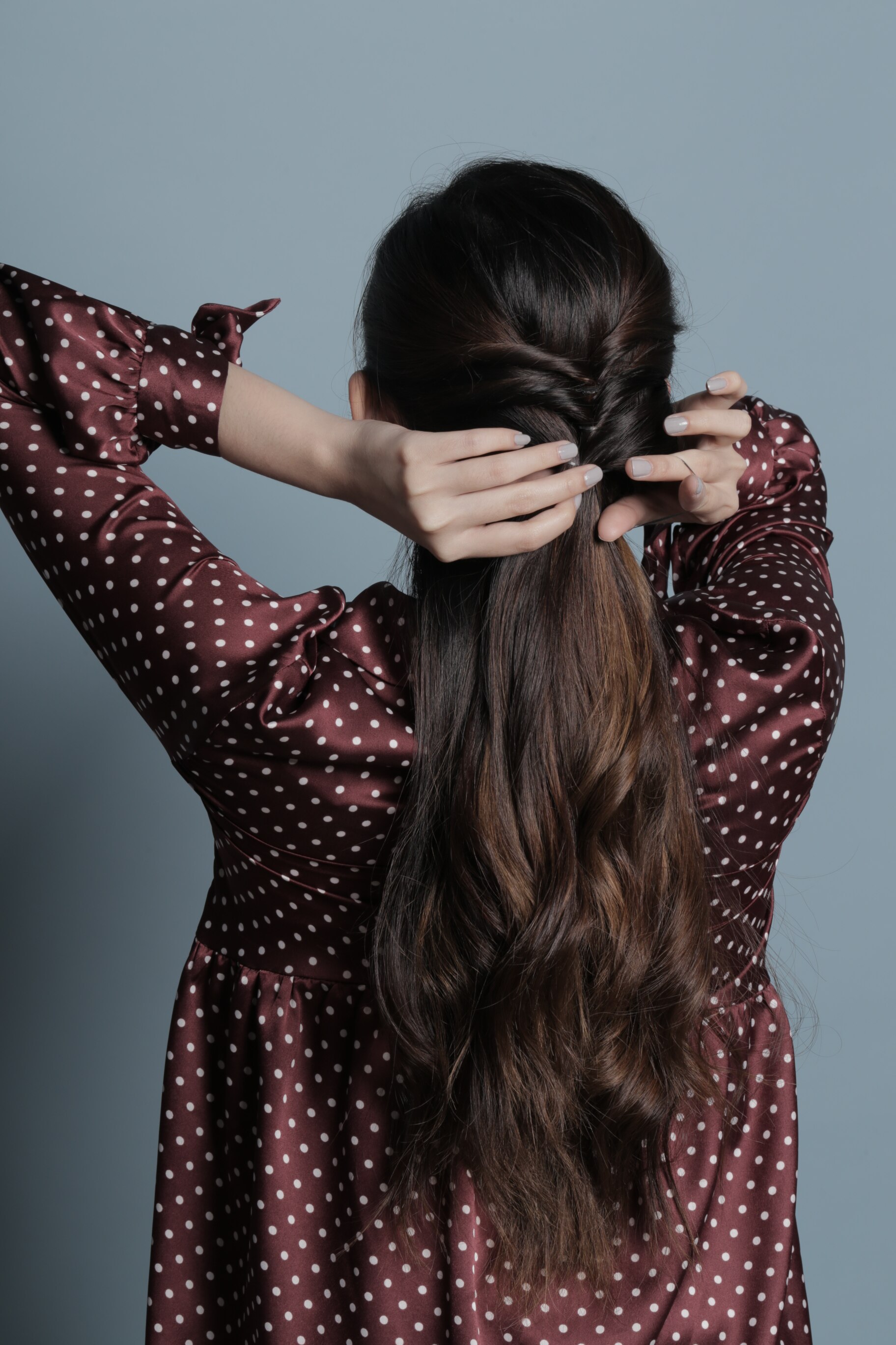Wanita asia meneruskan proses penataan bohemian faux braid
