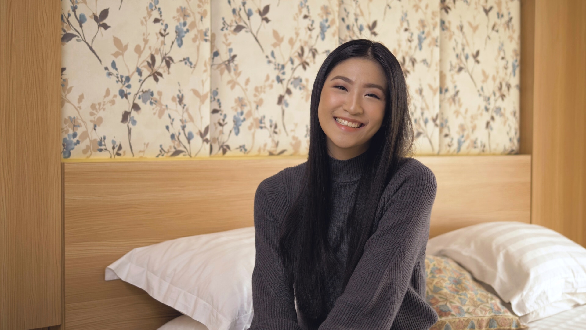 wanita asia dengan rambut panjang dan rambut hitam
