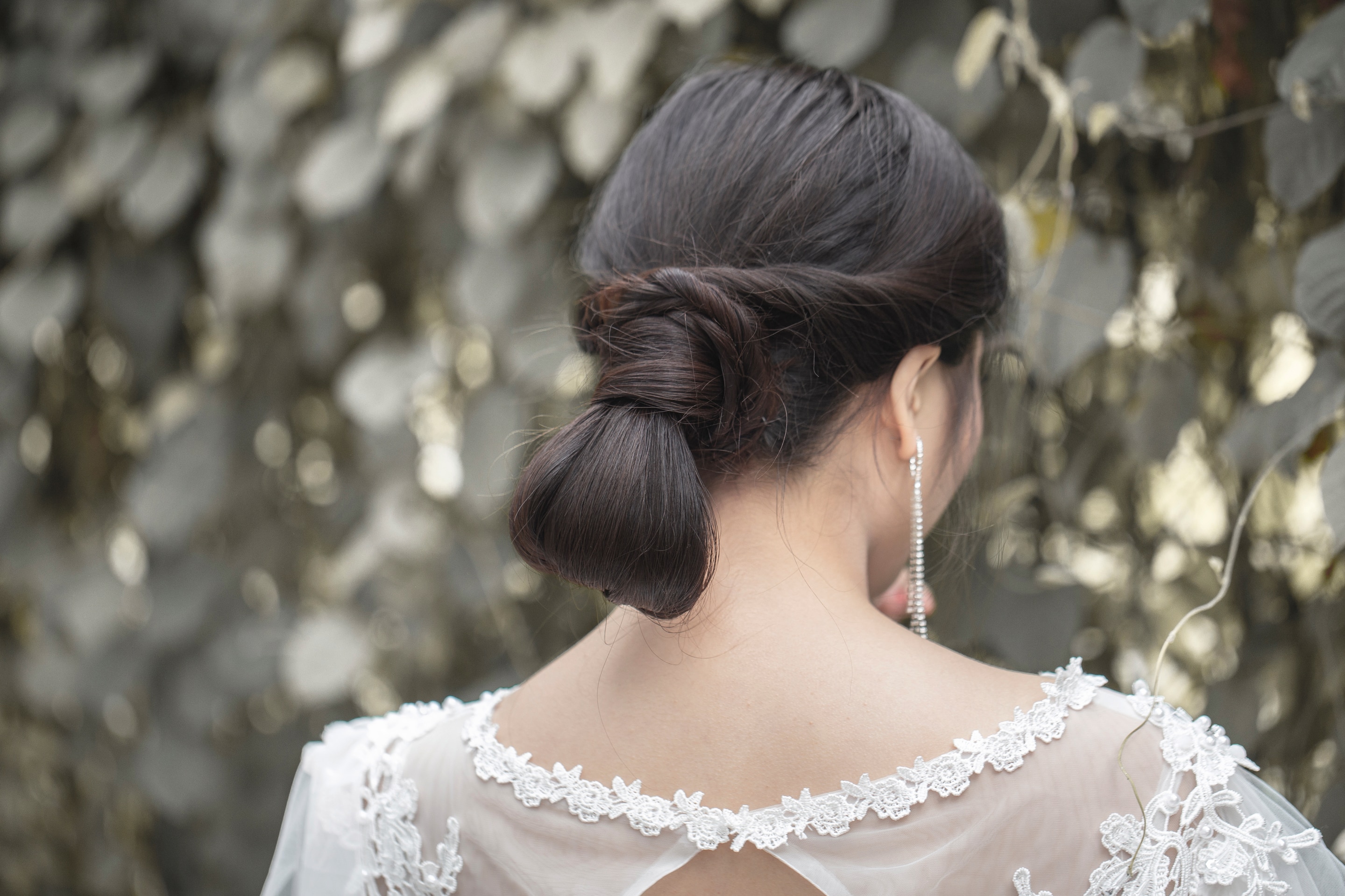 Wanita asia dengan rambut twisted bun updo - wanita asia dengan rambut hitam sanggul pengantin modern