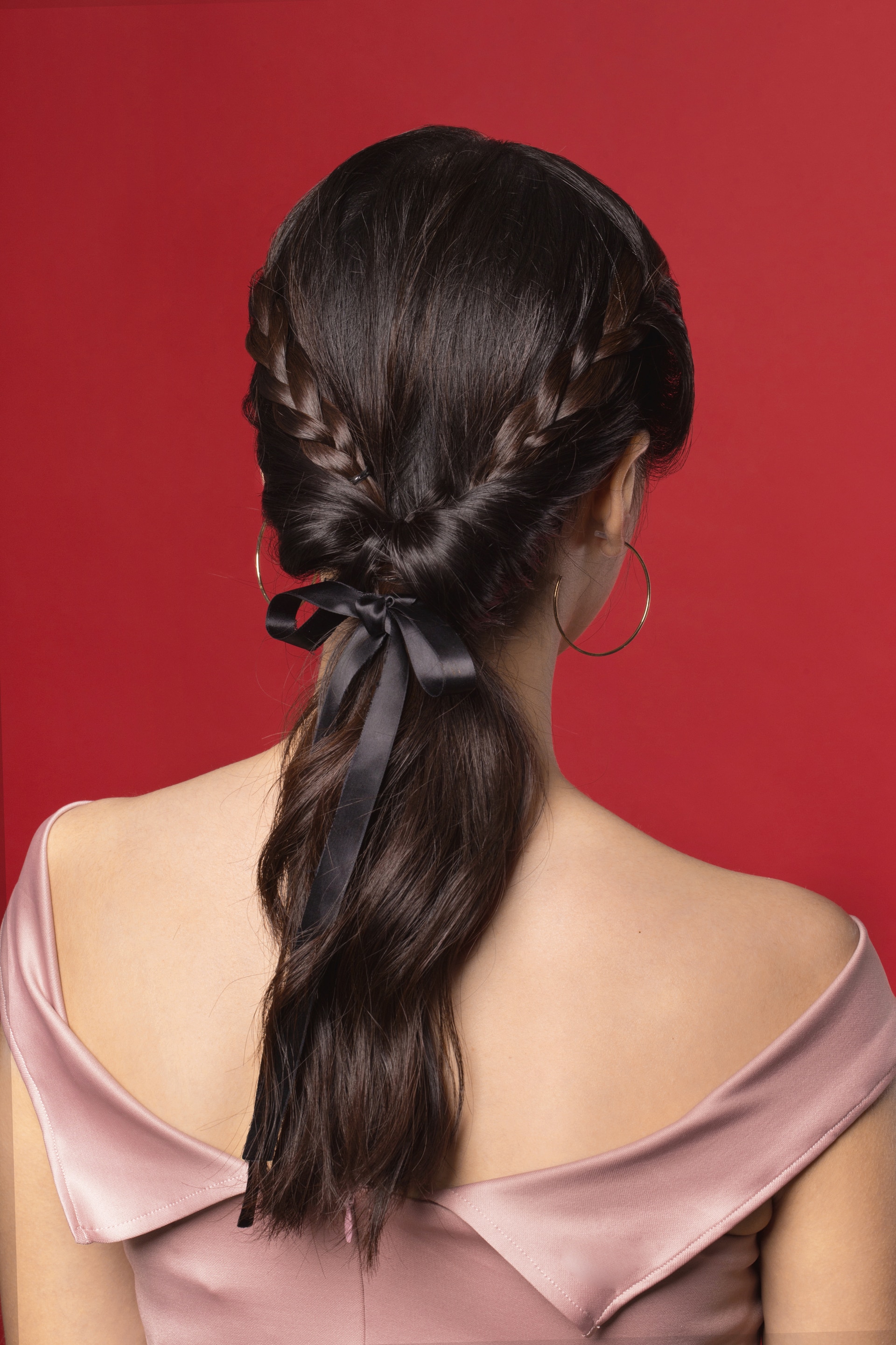 wanita asia dengan gaya rambut braided low ponytail