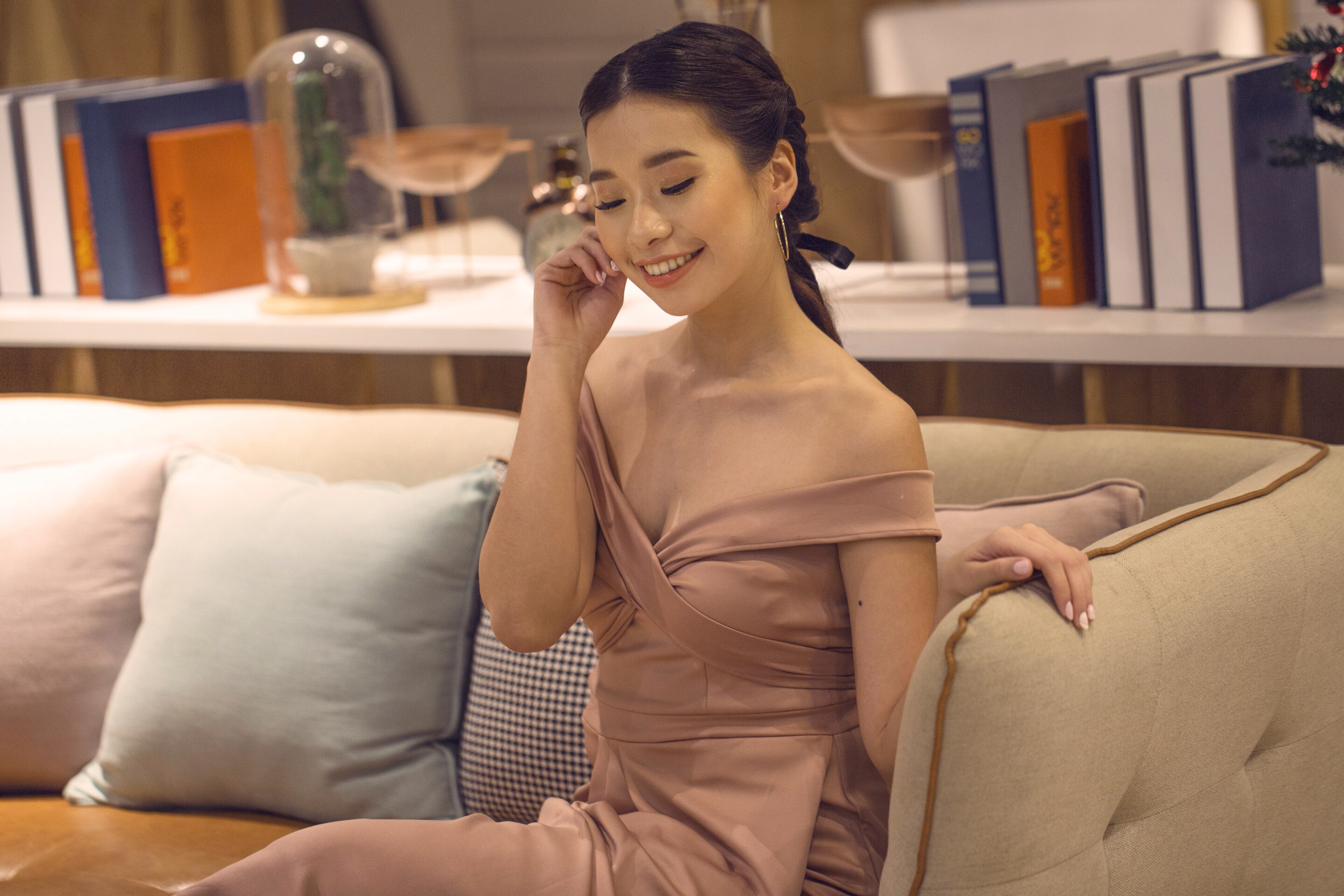 wanita asia dengan gaya rambut braided and twisted low ponytail