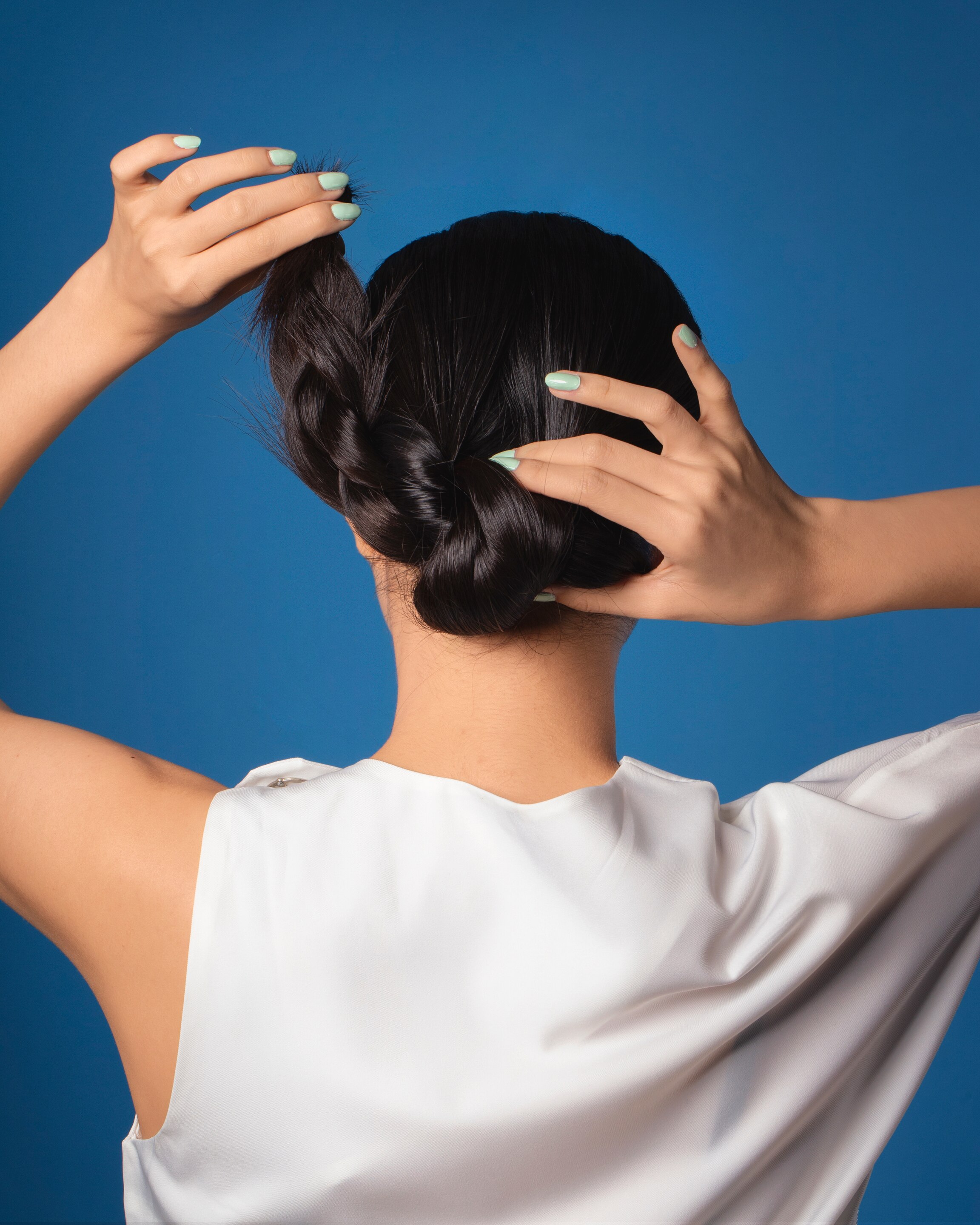 wanita asia dengan model rambut sanggul kepang lilit