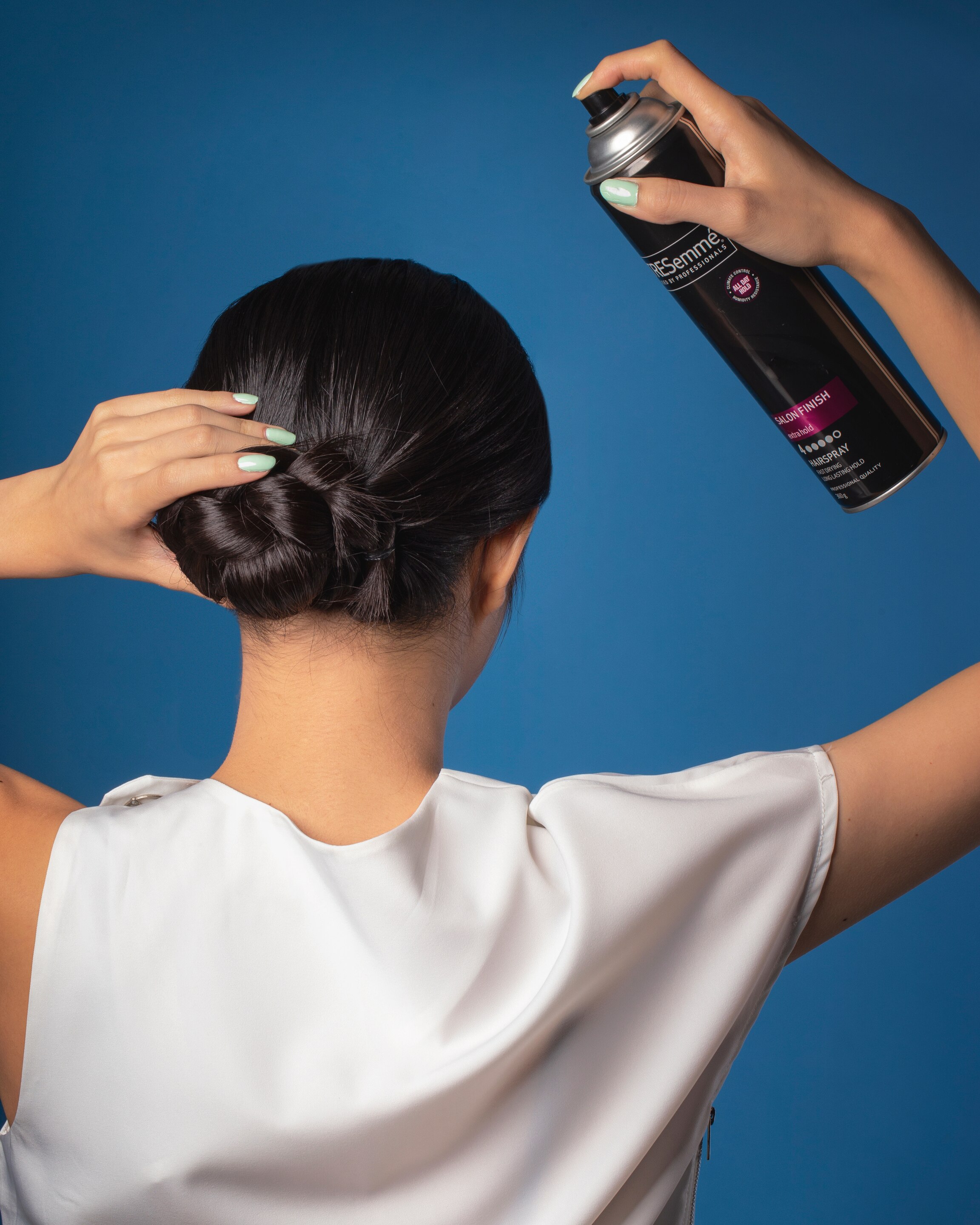 wanita asia dengan model rambut sanggul kepang lilit