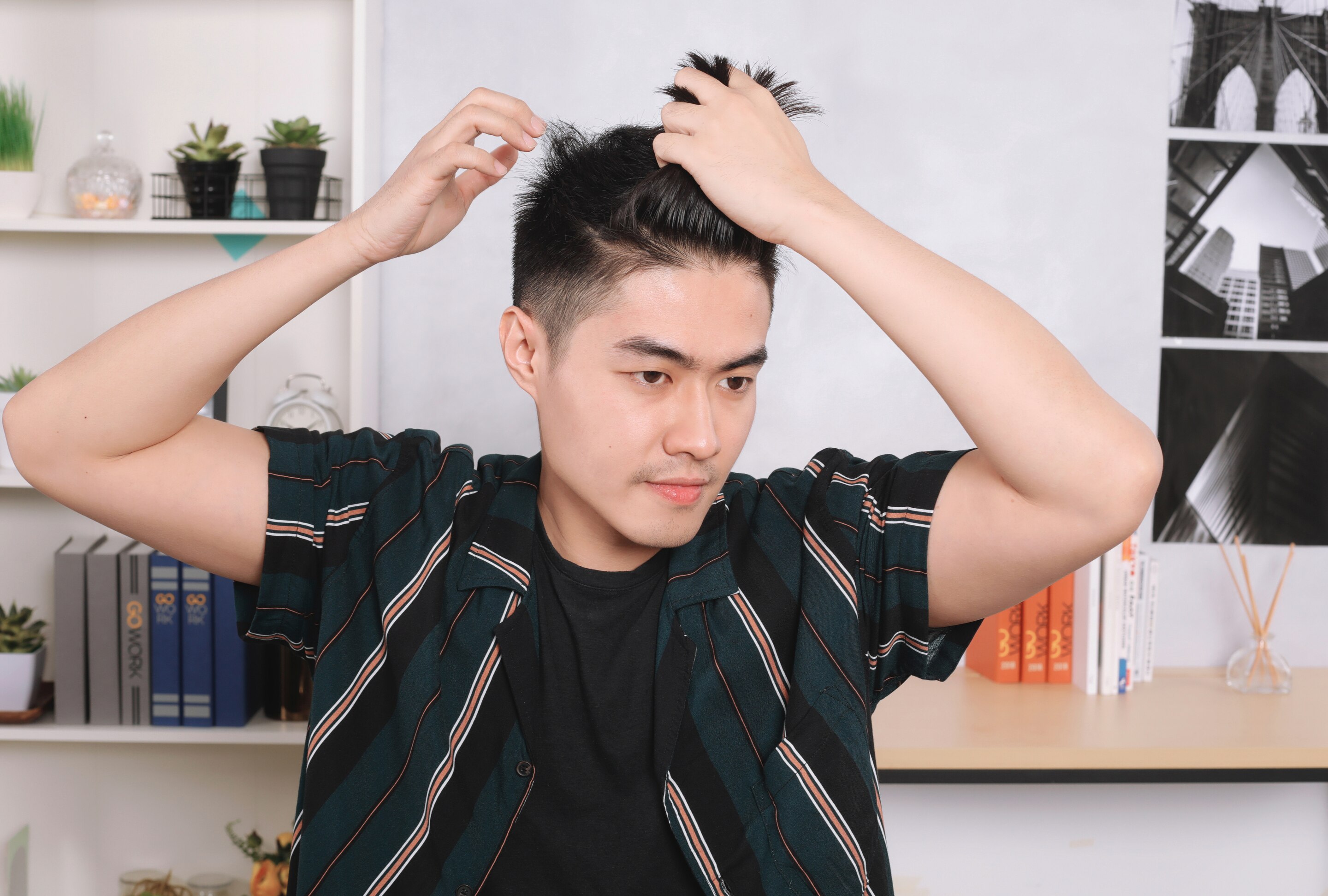 Pria menata rambut gaya semi mohawk