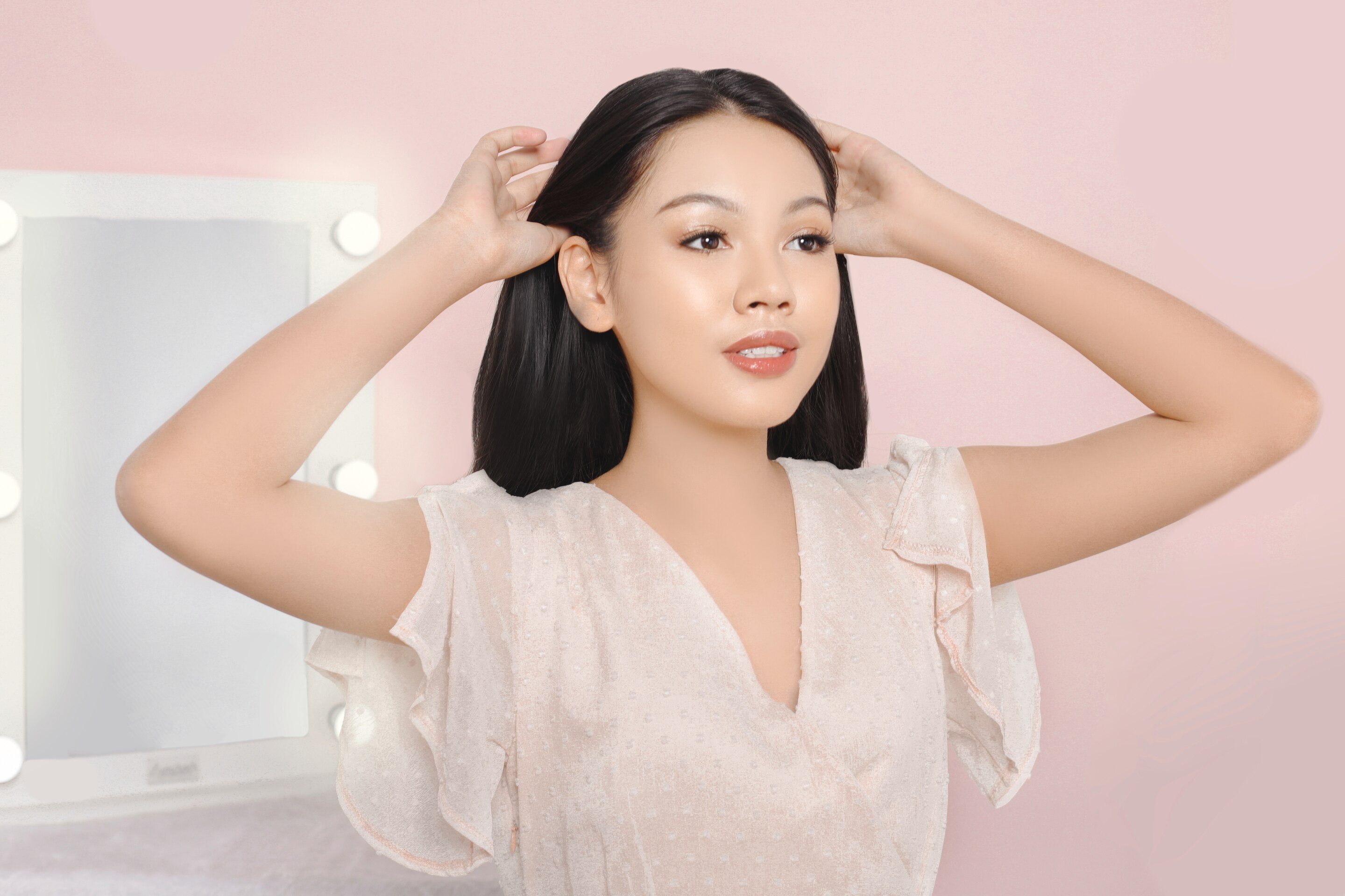 ผู้หญิงเอเชีย ผมยาวสีดำ กำลังรวบผม