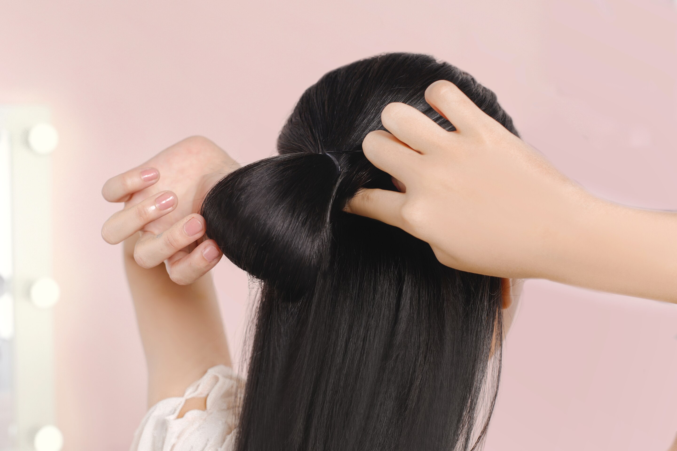 ผู้หญิง หันหลัง ผมยาวสีดำ มัดผมเป็นรูปโบว์