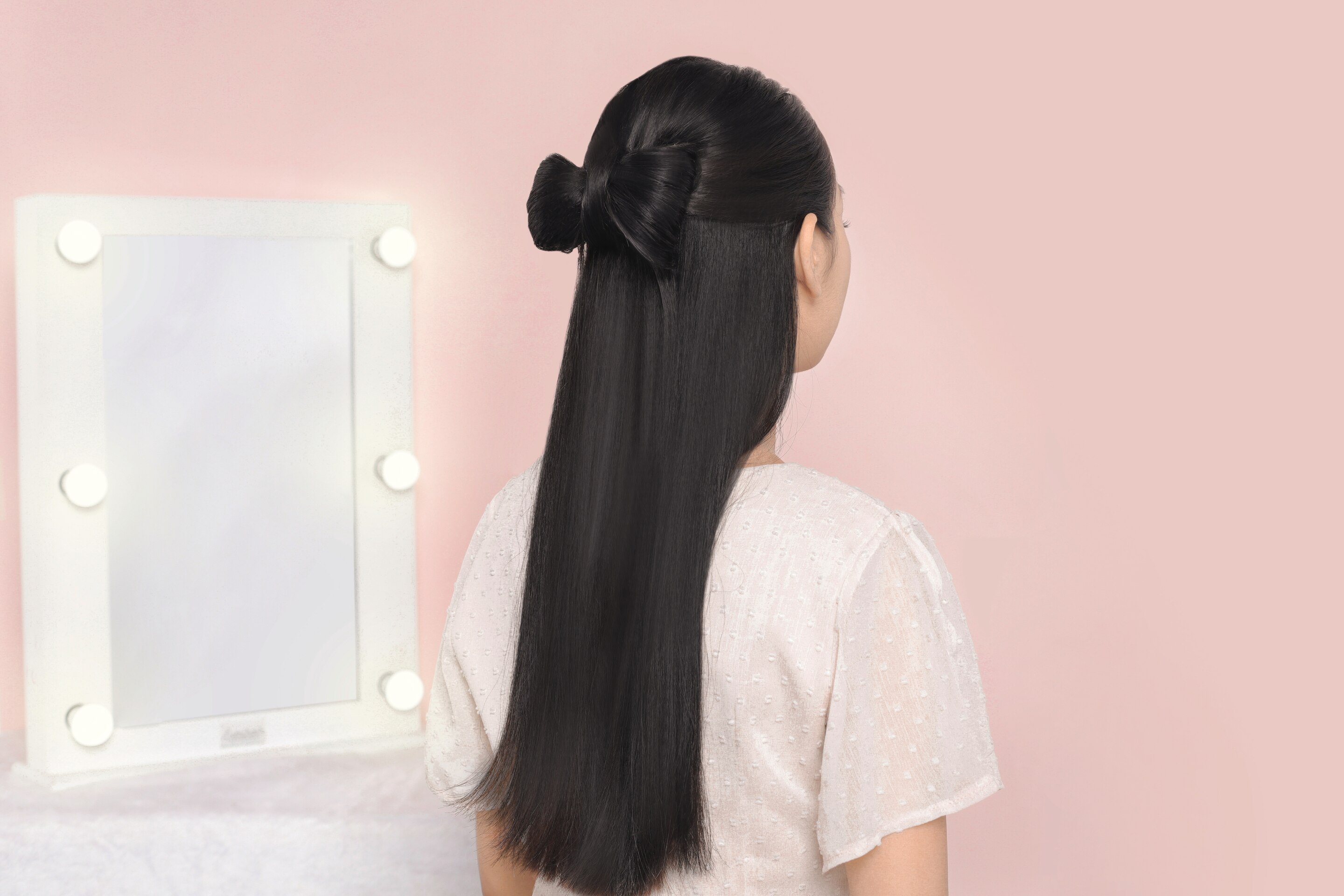 ผู้หญิง ผมยาวสีดำ ทำผมเป็นรูปโบว์