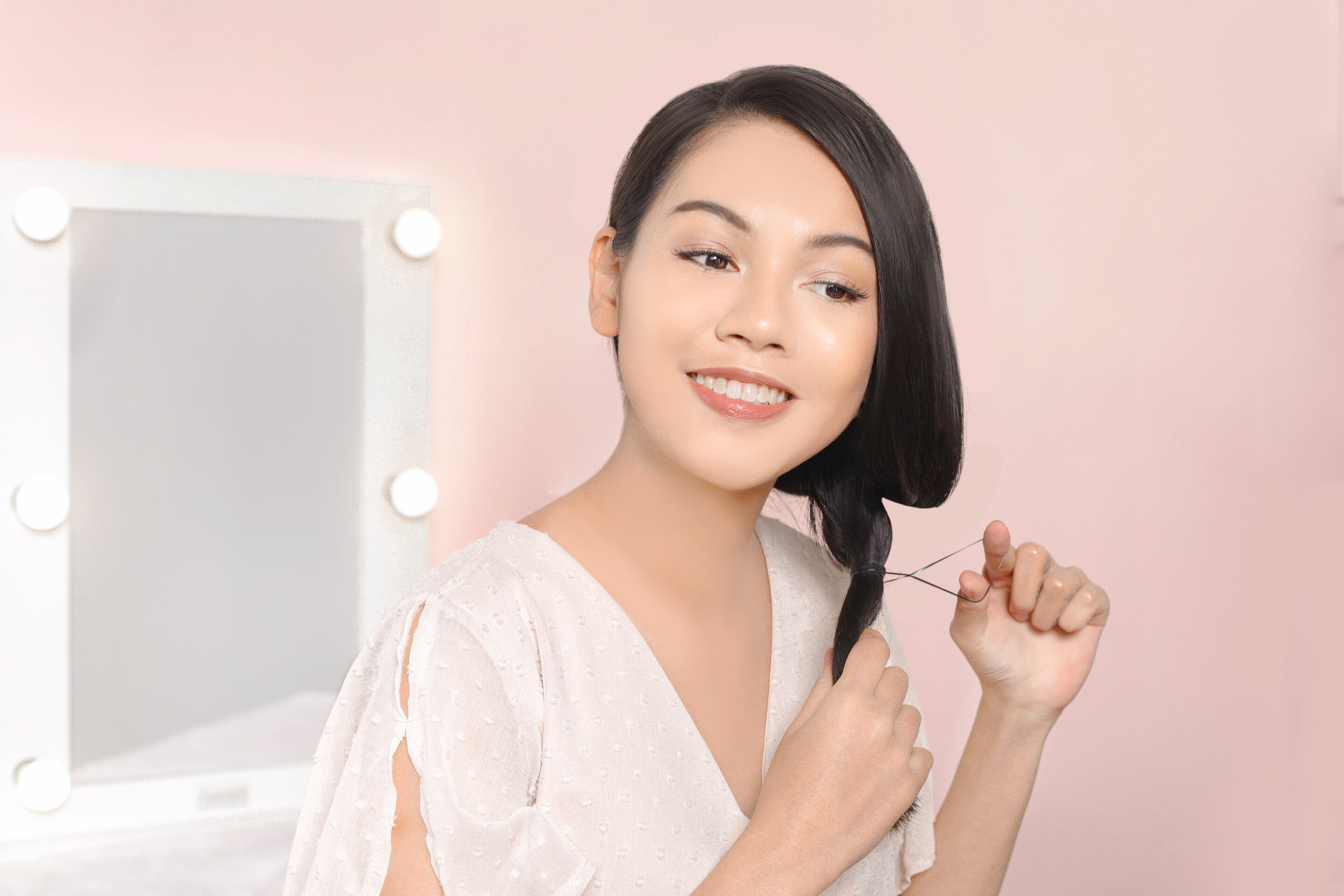 ผู้หญิงเอเชีย ผมยาวสีดำ กำลังผูกผม