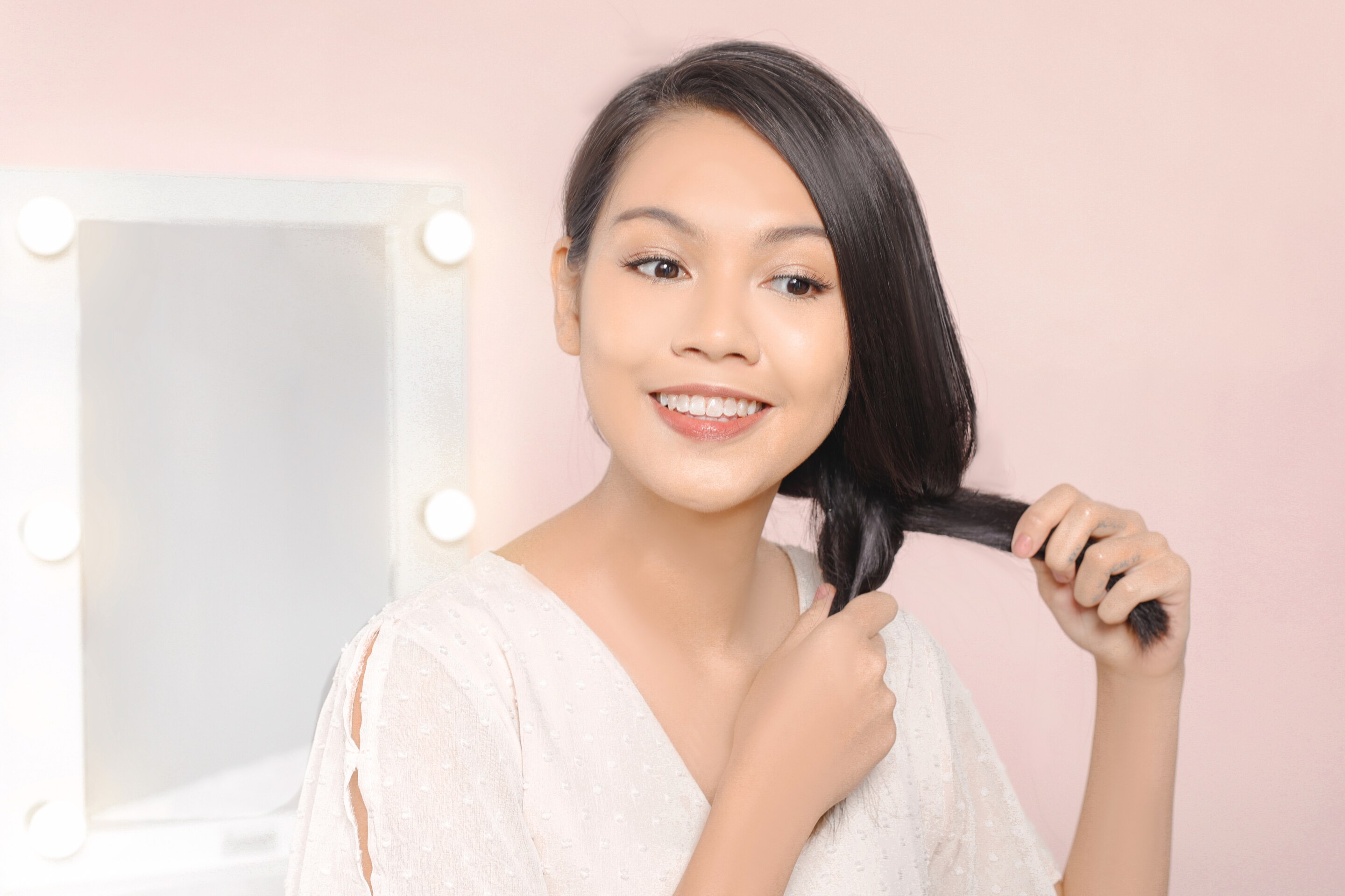 ผู้หญิงเอเชีย ผมยาวสีดำ กำลังผูกผม