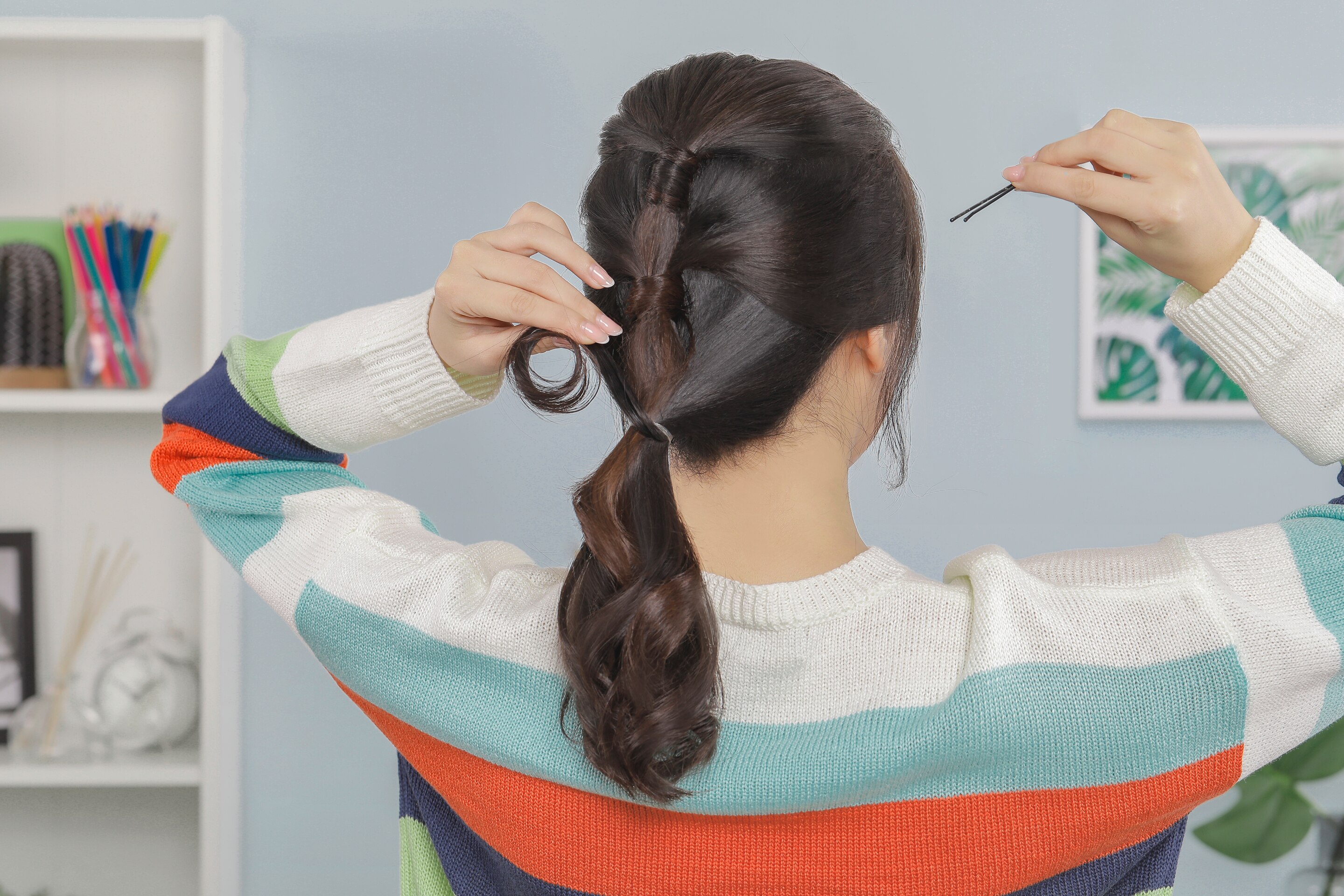 ผู้หญิงเอเชียผมยาวสีดำ ทรงผมทำเองง่ายๆ