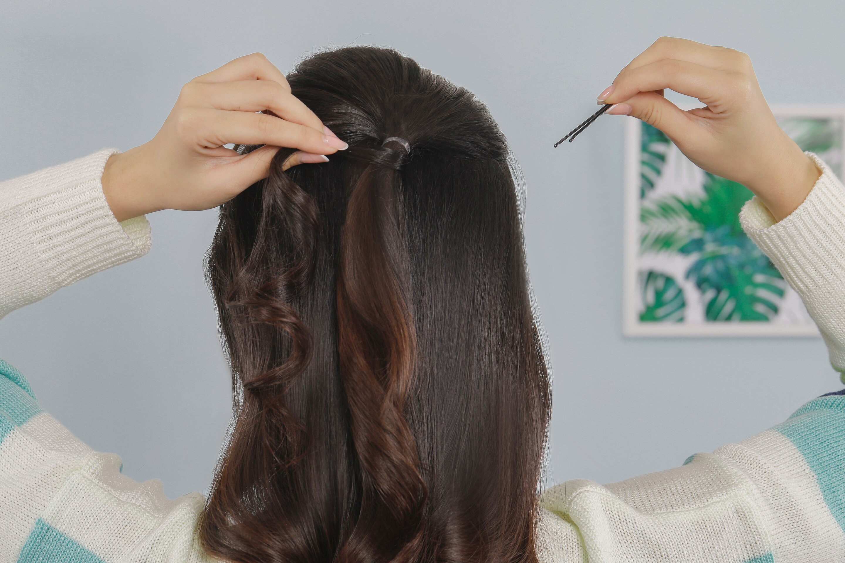 ผู้หญิงเอเชียผมยาวสีดำ ทรงผมทำเองง่ายๆ