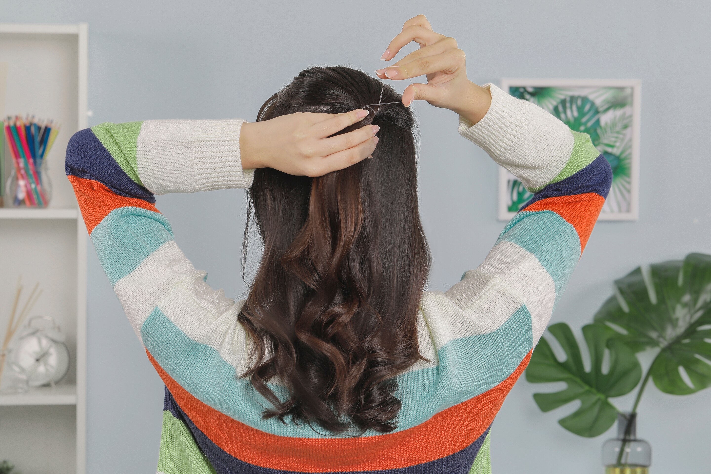 wanita asia mengikat rambut menjadi half ponytail