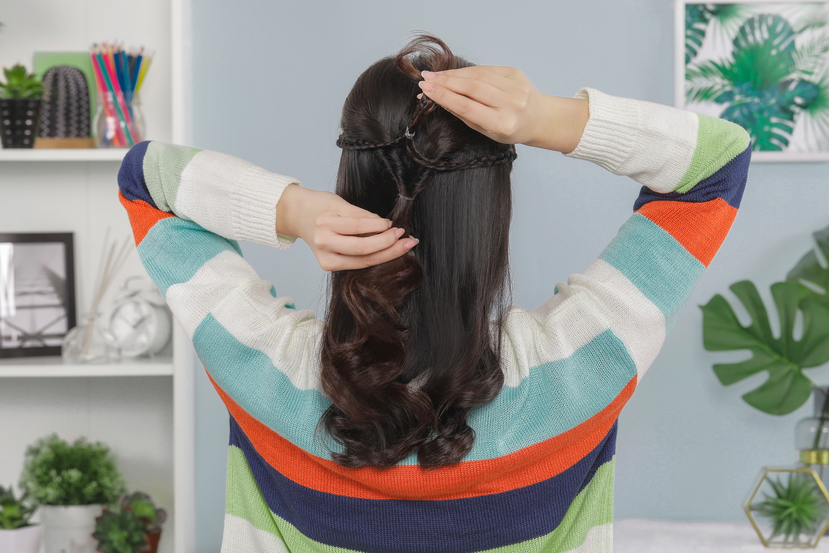 ผู้หญิงเอเชียผมยาวสีดำ ทรงผมทำเองง่ายๆ