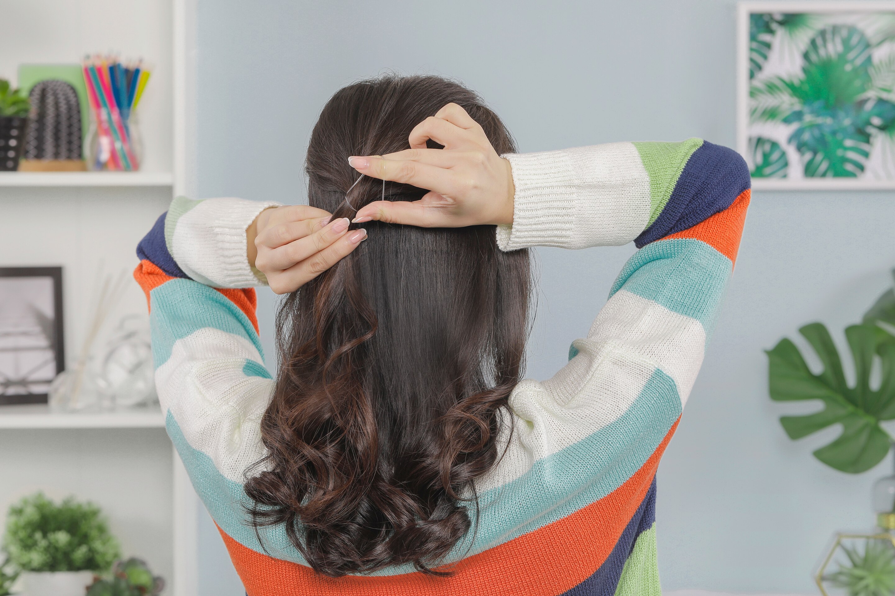 ผู้หญิงเอเชียผมยาวสีดำ ทรงผมทำเองง่ายๆ